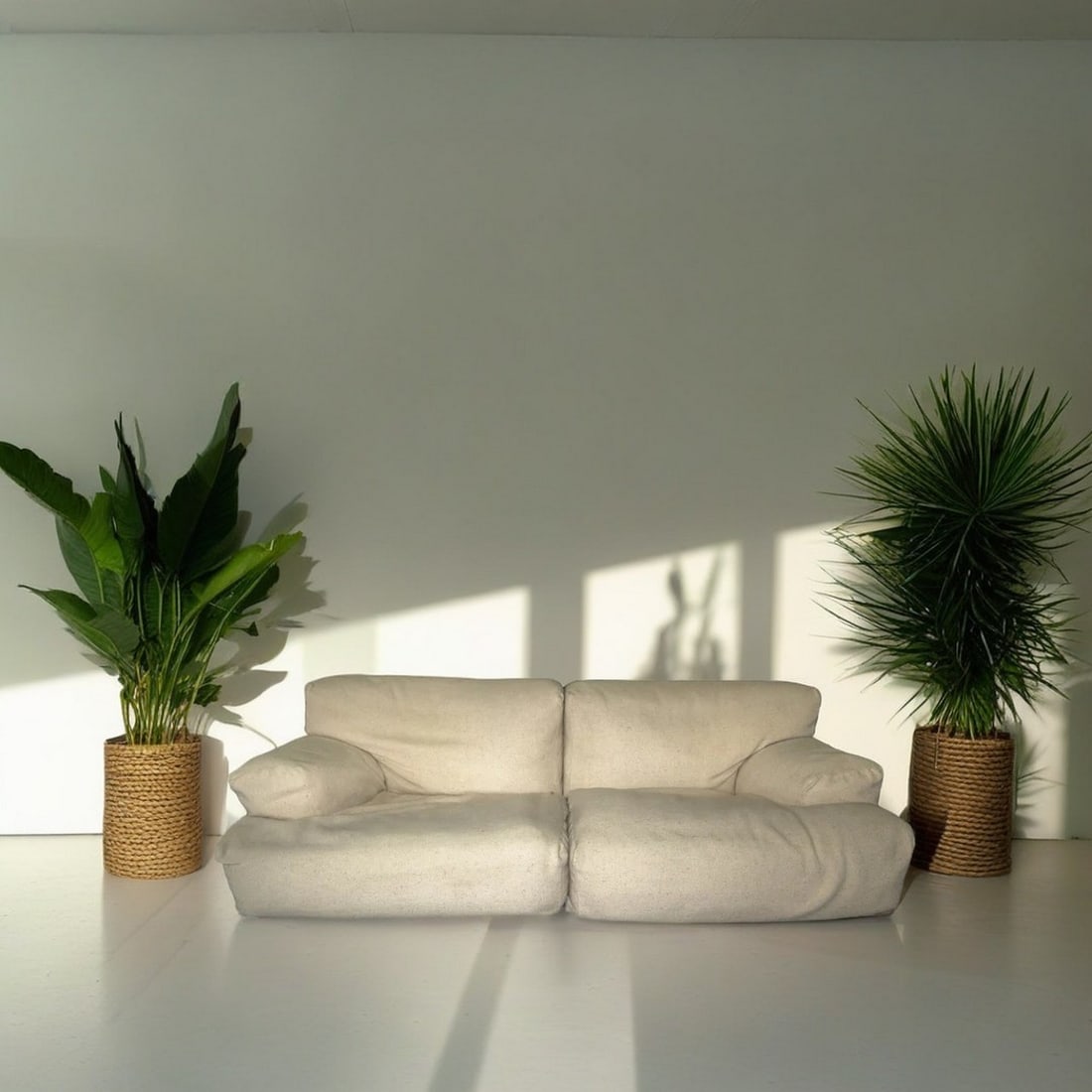 Vico Magistretti per Cassina - Fiandra two-seater sofa: The structure is made of beech plywood and the feather cushion covering is fixed by means of zips and is removable.