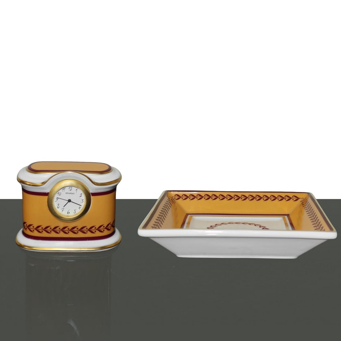 Bernardaud Limoges, France - Ashtray and alarm clock: ashtray H cm 2.5x12.5 - alarm clock H cm 6x7.5 Marked at the base. With box and certificate