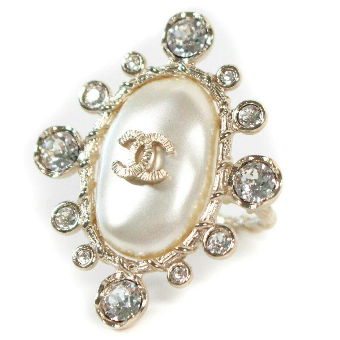 Chanel - 2019C CC Logo Oval Pearl Diamond Ring Color:: Chanel - 2019C CC Logo Oval Pearl Diamond Ring Color: White, Silver, Gold Material: Faux Pearl, Crystals Size: US 6 ------------------------------------------------------------ Details: - in original
