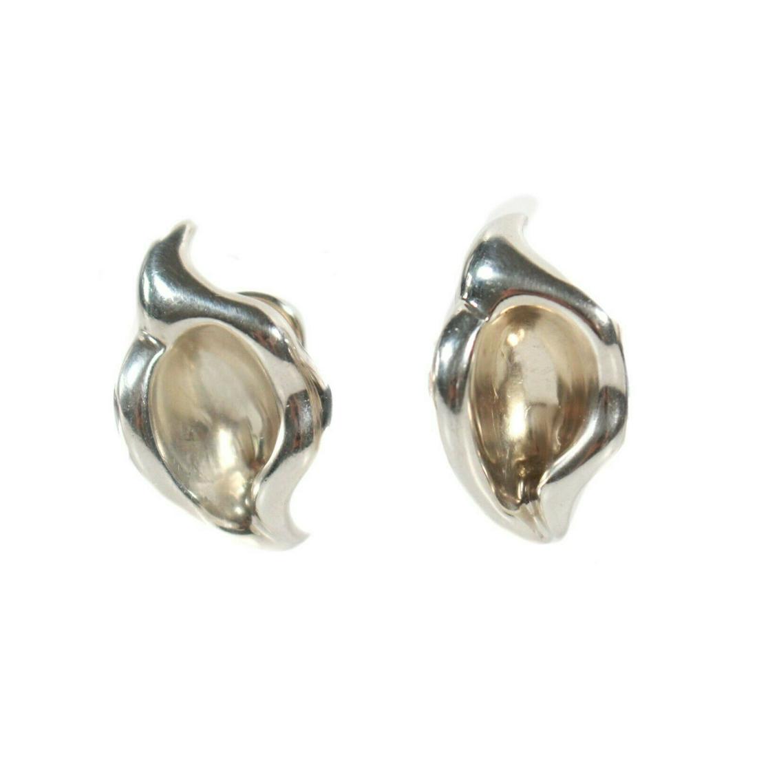 Tiffany - Elsa Peretti - Rare Vintage Flower Earrings: Tiffany - Elsa Peretti - Rare Vintage Flower Earrings Color: Silver Material: Sterling silver ------------------------------------------------------------ Details: - omega backs - item #LMAI27 Conditi
