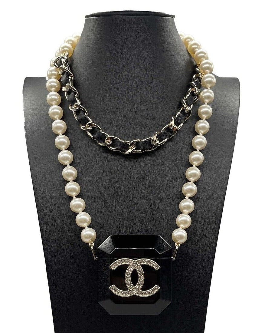 CHANEL - B21 A Airpod CC Acylic Case / Faux Pearl and Chain Layered Necklace: CHANEL - B21 A Airpod CC Acylic Case / Faux Pearl and Chain Layered NecklaceCHANEL - Pristine - B21 A AirPod CC Case on Faux Pearl and Chain Necklace - Black, White, Silver-Toned Hardware - Accessorie