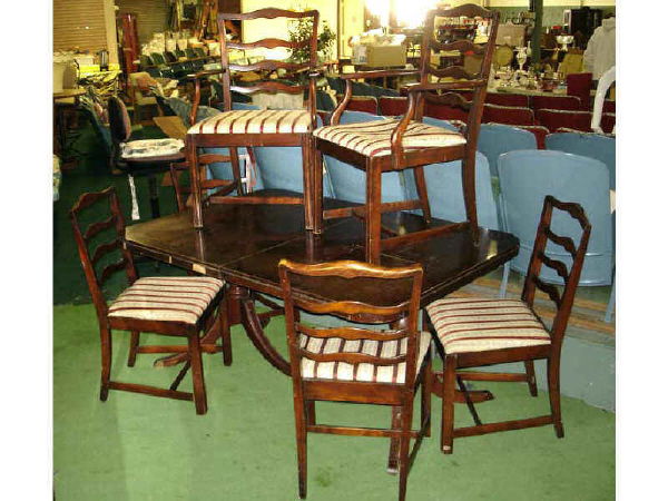 Mahogany Table and 6 Chairs: A 1920s Mahogany Dining table and 6 Chairs.