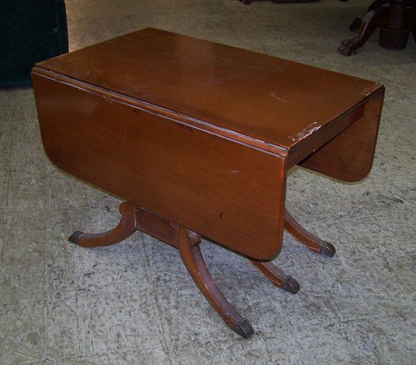MAHOGANY DUNCAN PHYFE STYLE TABLE: A 1920S DINING TABLE. HAVING SOME FINISH MARRING AND PAINT ADHESIONS. SHOWN IN PHOTO.