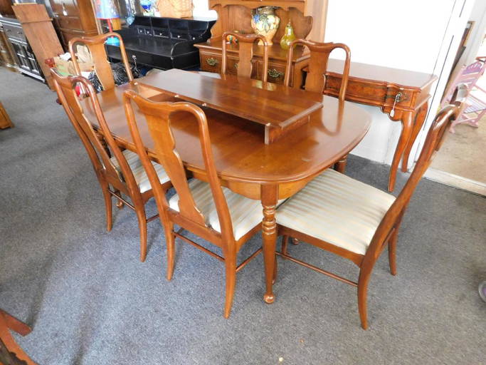 Thomasville Queen Anne Table And Six Chairs
