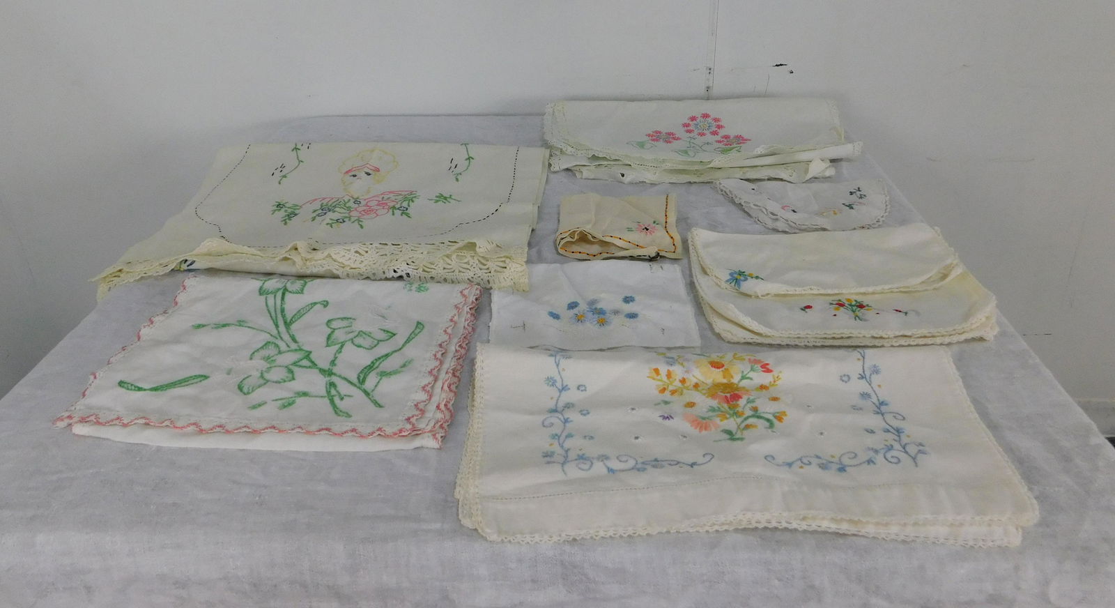 32pcs of Misc Linens: 32pcs of Misc Linens, Some hand embroidered, some hand crocheted, mostly good condition, some have stains, Table runners, doilies, napkins, and more