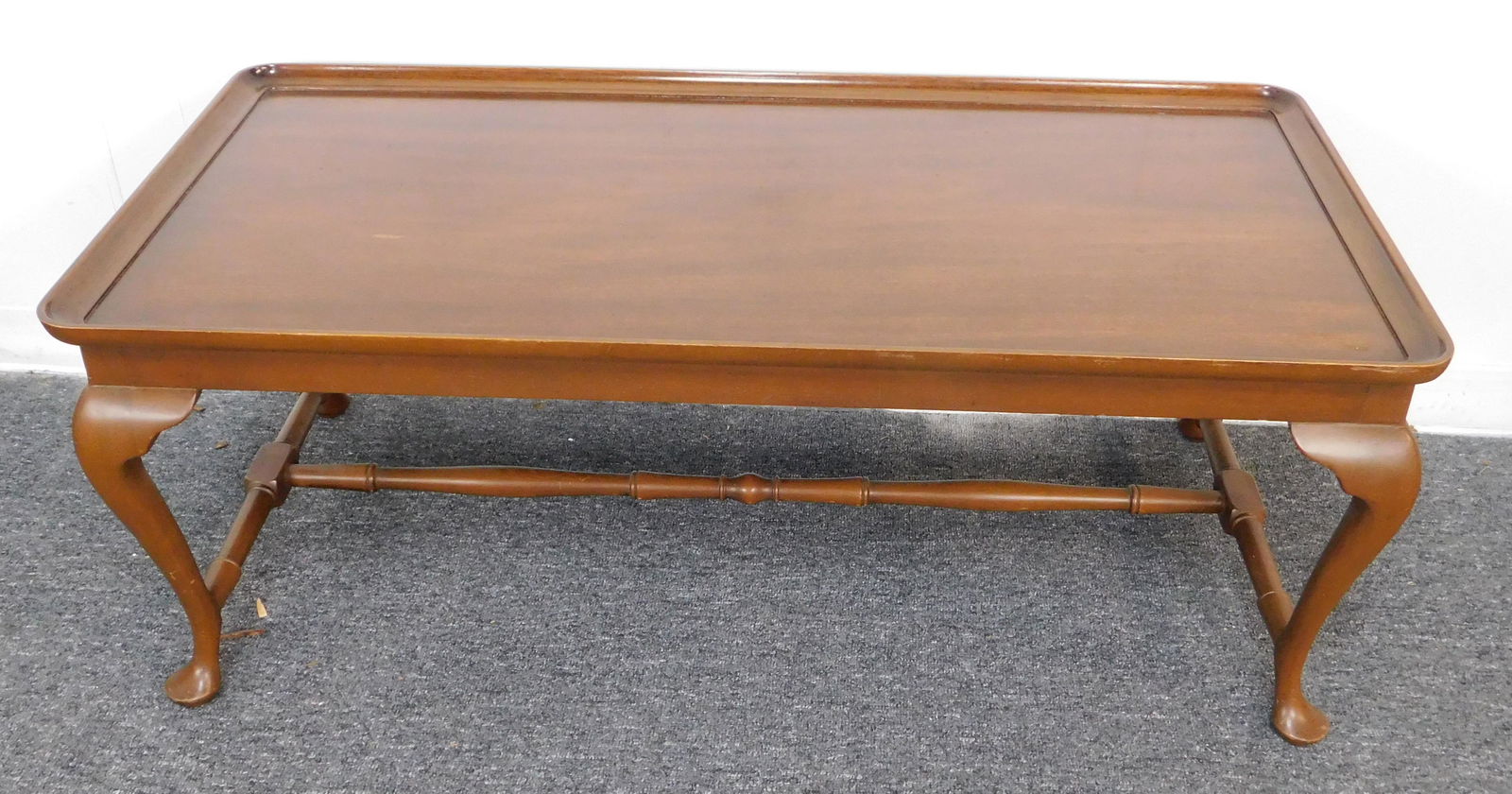 Williamsburg Adaptation Kittinger Coffee Table: Williamsburg Adaptation Kittinger Coffee Table WA 1033, Queen Anne Cabriole Legs and Finely Turned Strechers, 17.75''H x 46''L x 22.5''W. Colonial Willamsburg