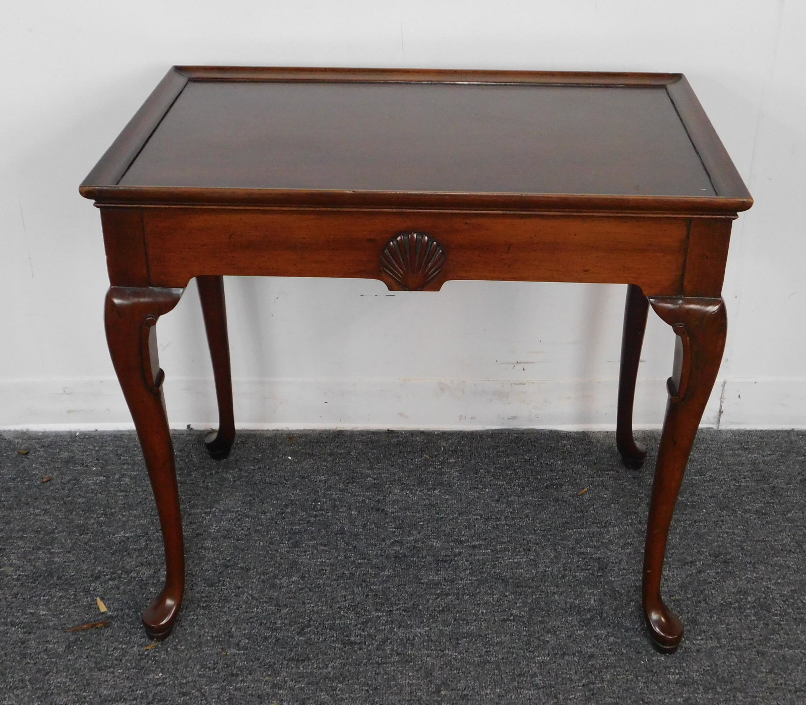 Hickory Chair Mahogany Tea Table: Hickory Chair Mahogany Tea Table in good condition, 25''H x 28''L x 18.25''W