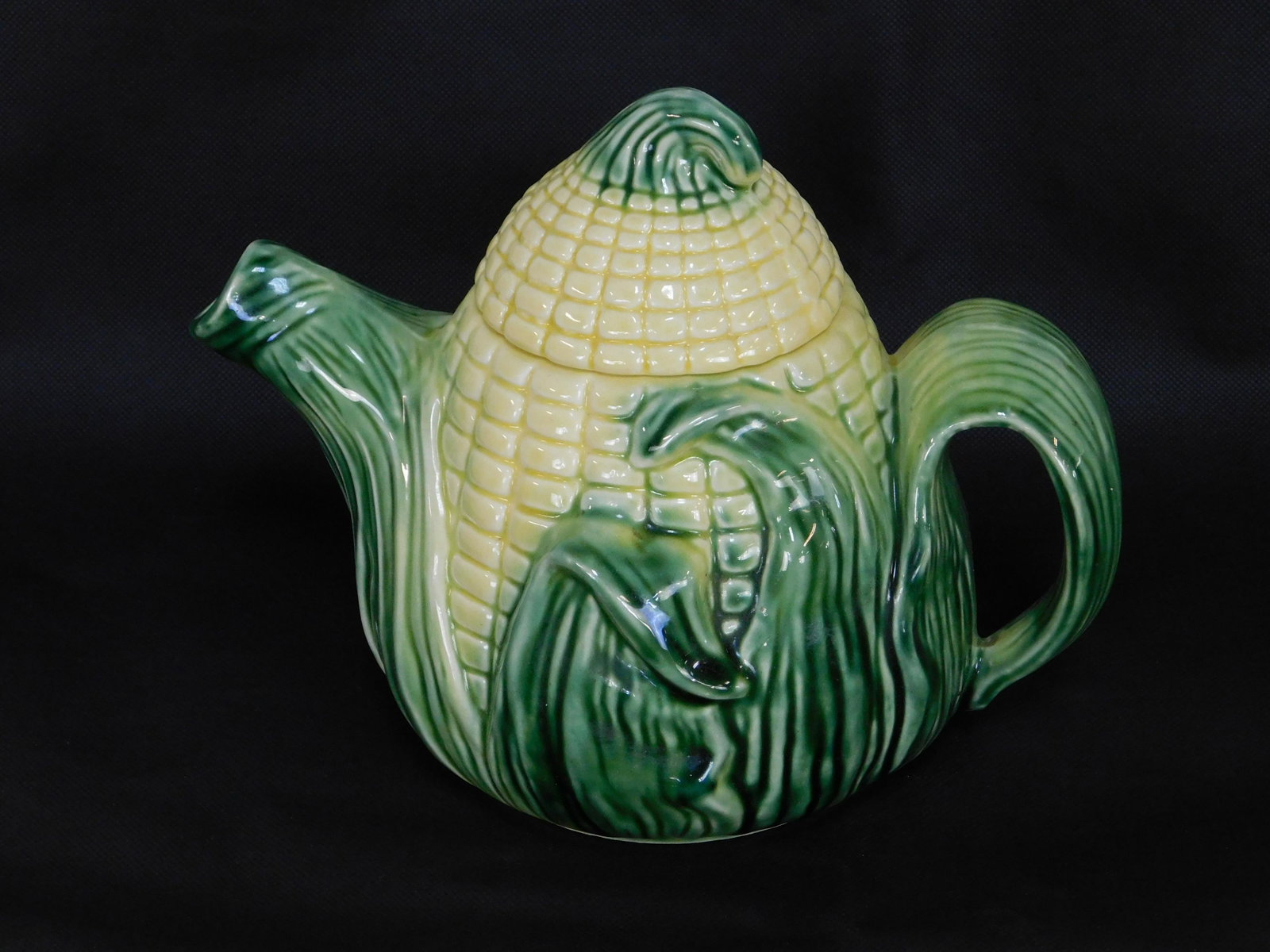Stanford Ware Corn Tea Pot: Stanford Ware Corn Tea Pot, No. 511, 2pcs in good condition, small chip on inside rim but not noticable from outside, 7''H