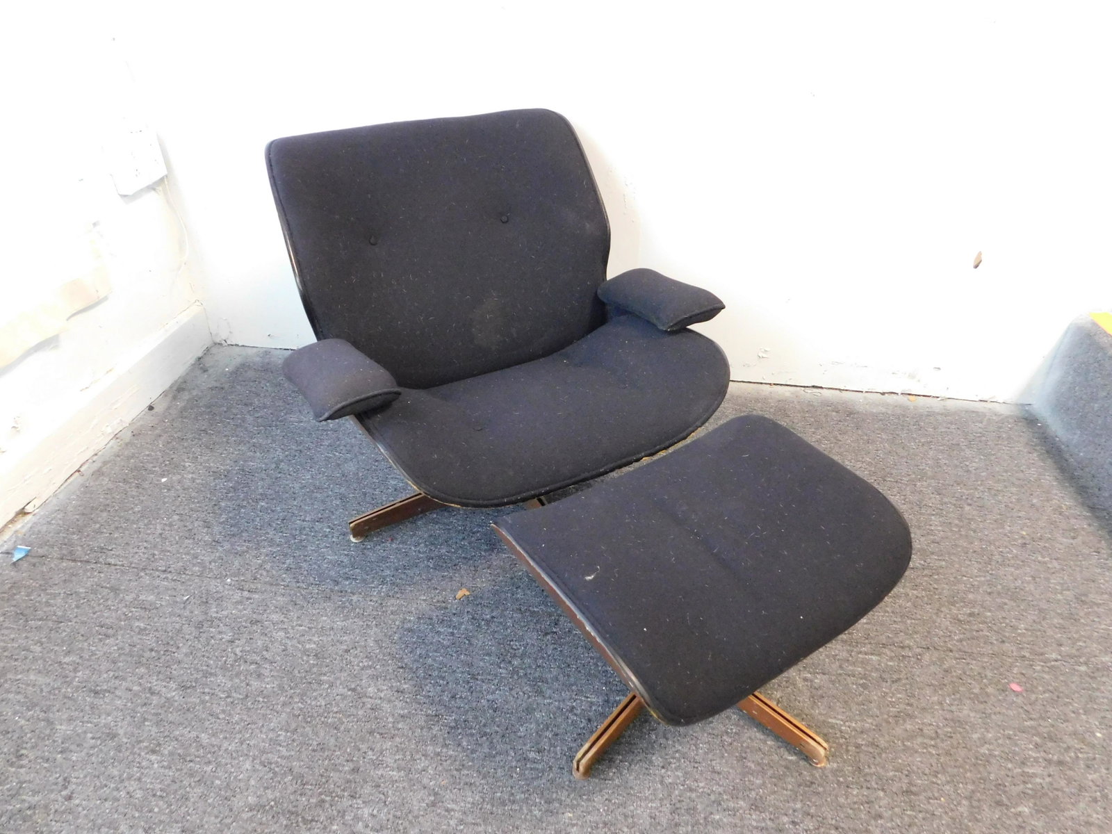 Plycraft Mid Century Lounge Chair and Ottoman: Plycraft Mid Century Lounge Chair and Ottoman in Good Condition.
