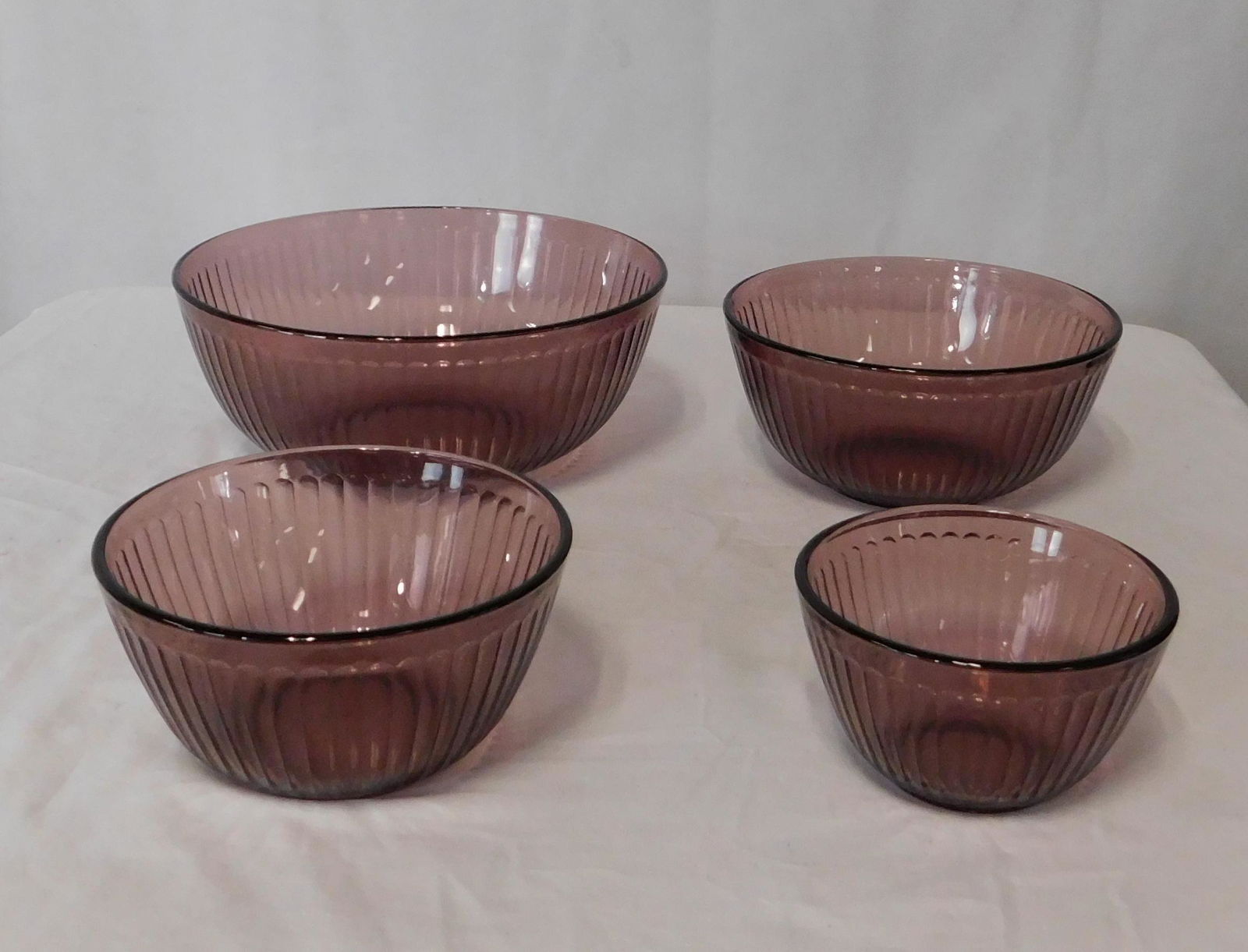 Set Of Amethyst Pyrex Graduated Mixing Bowls: Set Of Amethyst Pyrex Graduated Mixing Bowls. Sizes 3 Cup, 6 Cup, 10 cup, and 4.5 quart in good condition.