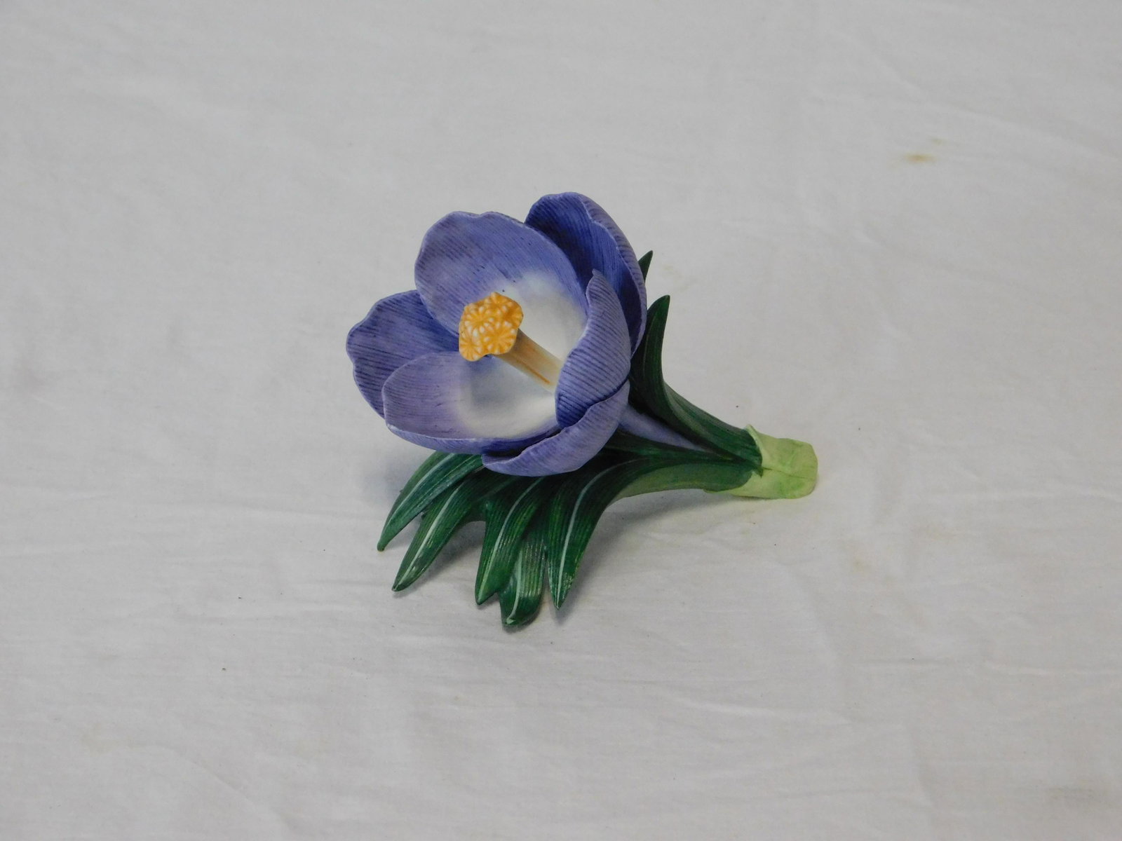 Lenox Crocus Fine Porcelain Flower 1994: Lenox Crocus Fine Porcelain Flower Sculpture Figurine 1994. 3.75"H in good condition.