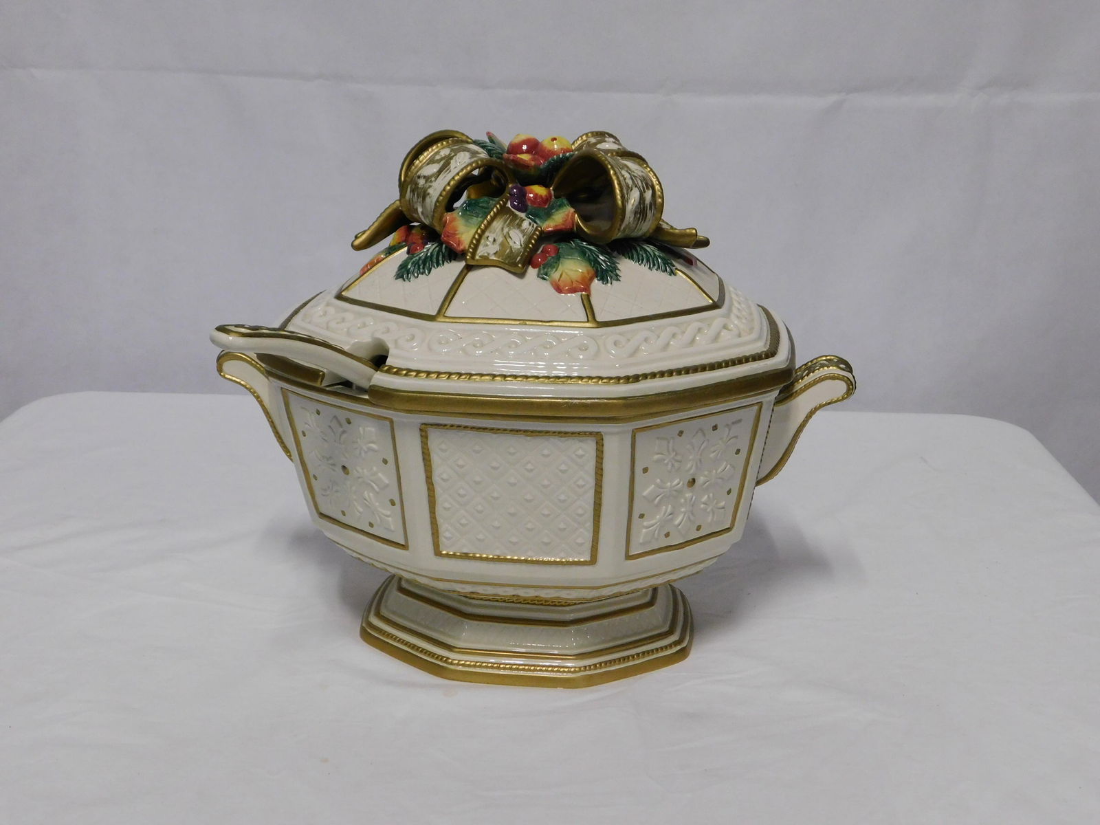 Fitz & Floyd Snowy Woods Tureen with Ladle (1 of 5)