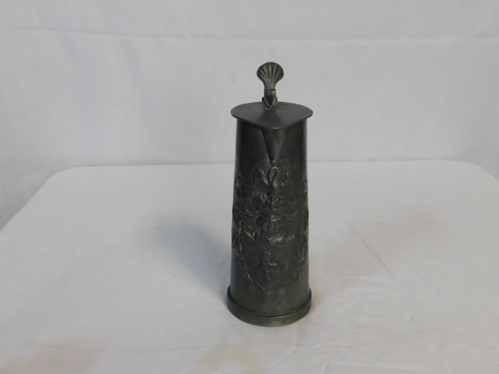 Pewter Tankard w/Coat of Arms Zinn Echt Mark: Pewter Tankard with Embossed Coat of Arms. Marked Zinn Echt. 11"H in good condition.