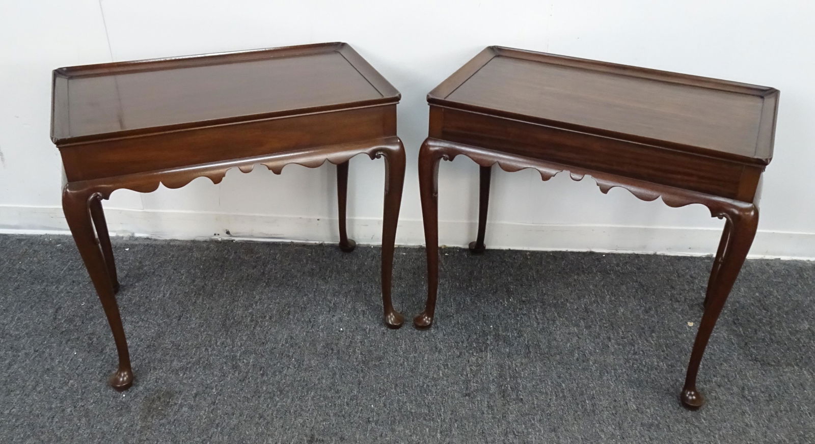 Pair of Kitttinger CW-8 Williamsburg Tea Tables: Pair of Kitttinger CW-8 Williamsburg Tea Tables in very good condition, Colonial Williamsburg, Burn in mark and paper label, High Quality Furniture, Traditional Style, Pull out candle stands on ends,