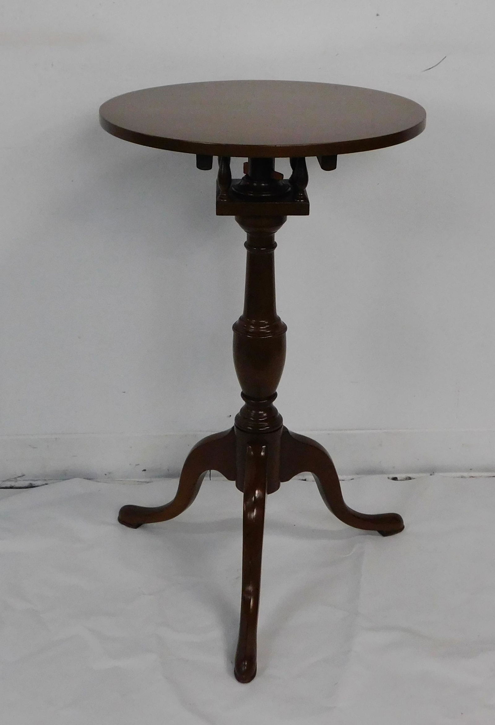 Biggs Jefferson Reproductions Tilt Top Table: Biggs Jefferson Reproductions Tilt Top Table, by Biggs of Richmond, High Quality Furniture, Biggs was later acquired by Kittinger, Large Burn in Mark on underside of table top, in Great Condition, 29'
