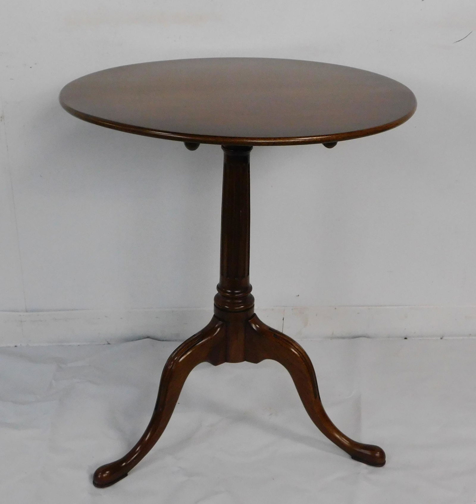 Biggs Jefferson Reproductions Tilt Top Table: Biggs Jefferson Reproductions Tilt Top Table in great condition, by Biggs of Richmond, Biggs was later acquired by Kittinger, High Quality Furniture, Large Burn in Mark on underside of Table Top, 28.2