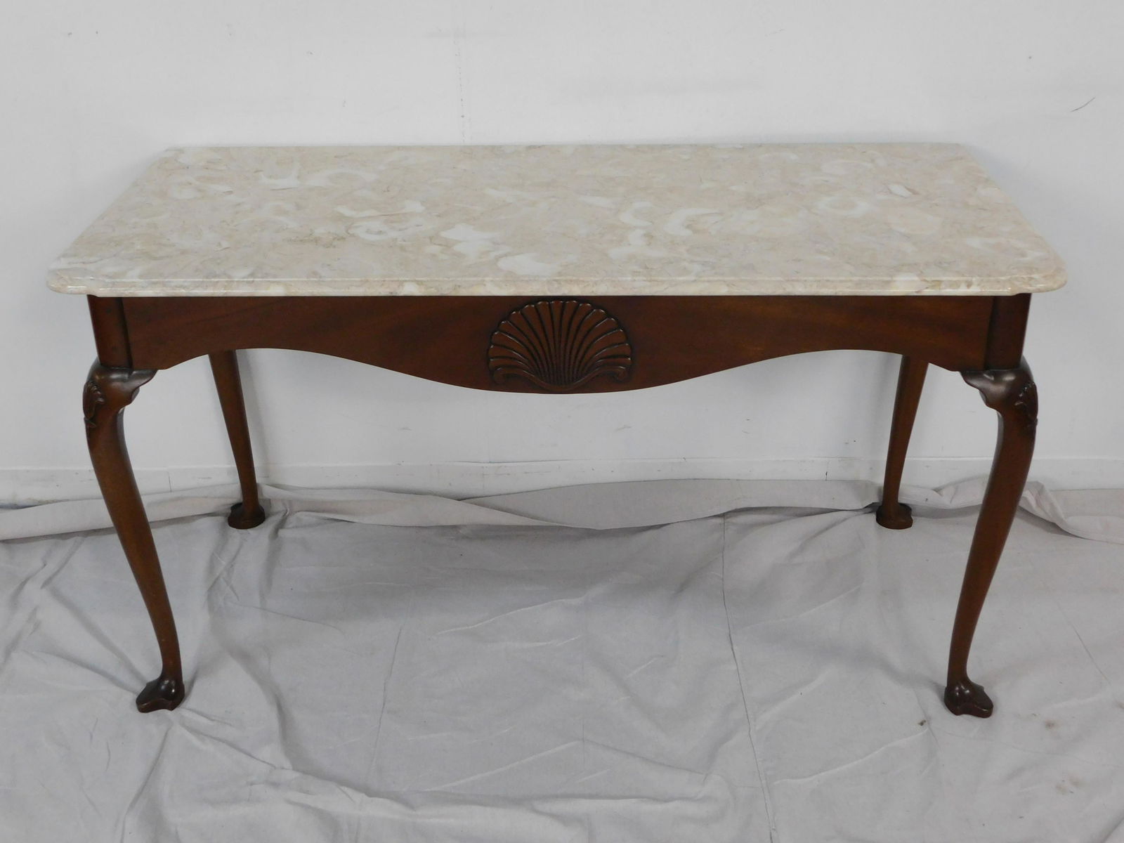 Kittinger Colonial Williamsburg CW 155 Table: Kittinger Colonial Williamsburg CW 155 Marble Top Serving Table supported by Cabriole Legs on Trifid Feet, with Shell Carvings on the Apron and front knees, High Quality Furniture, 27.5''H x 52.25''W