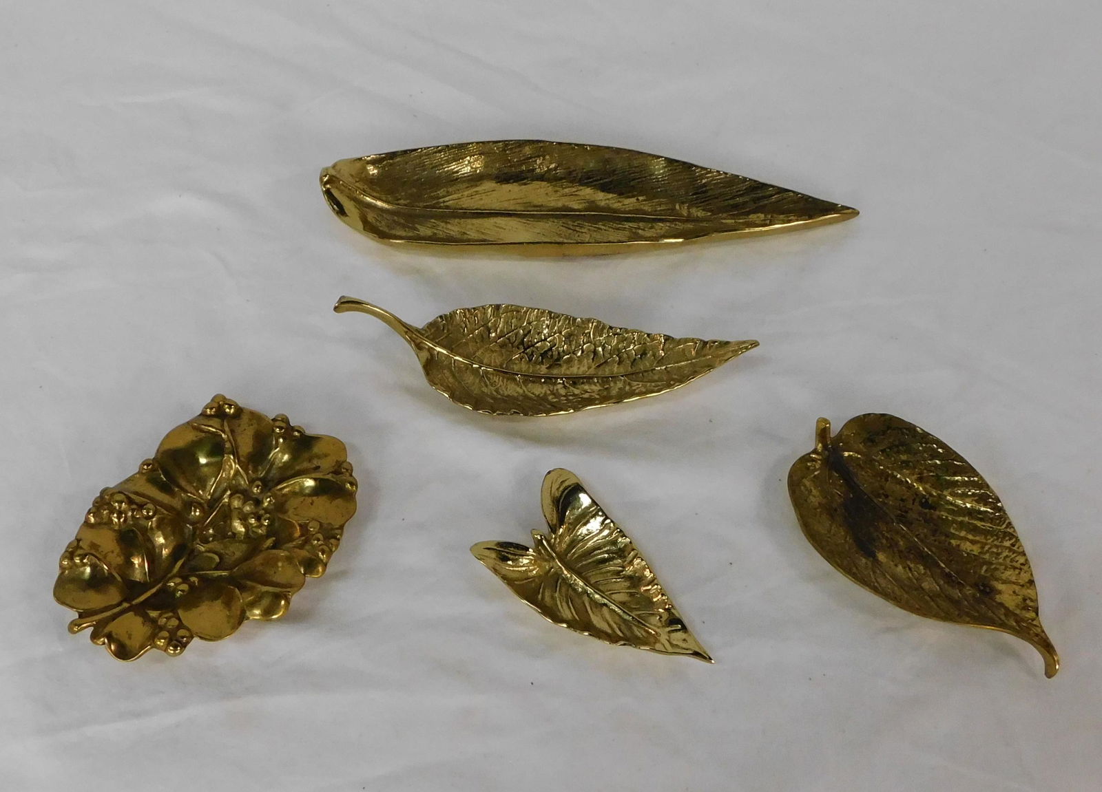 5 Virginia Metalcrafters Brass Leaves: 5 Virginia Metalcrafters Brass Leaves in good condition, VM 321 Butterfly Bush, VM 436 Mistletoe, VM 338 Jocobenia Cornea, VM CW 3-27 Paper Mulberry Leaf, 1 Unmarked, Sizes Range 4''-10.25''L