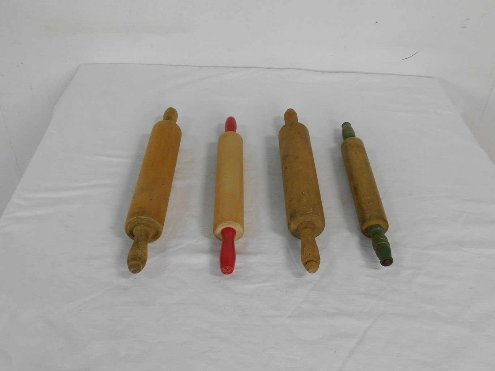 4 Vintage Wooden Rolling Pins: 4 Vintage Wooden Rolling Pins. 15" to 17" in good condition.