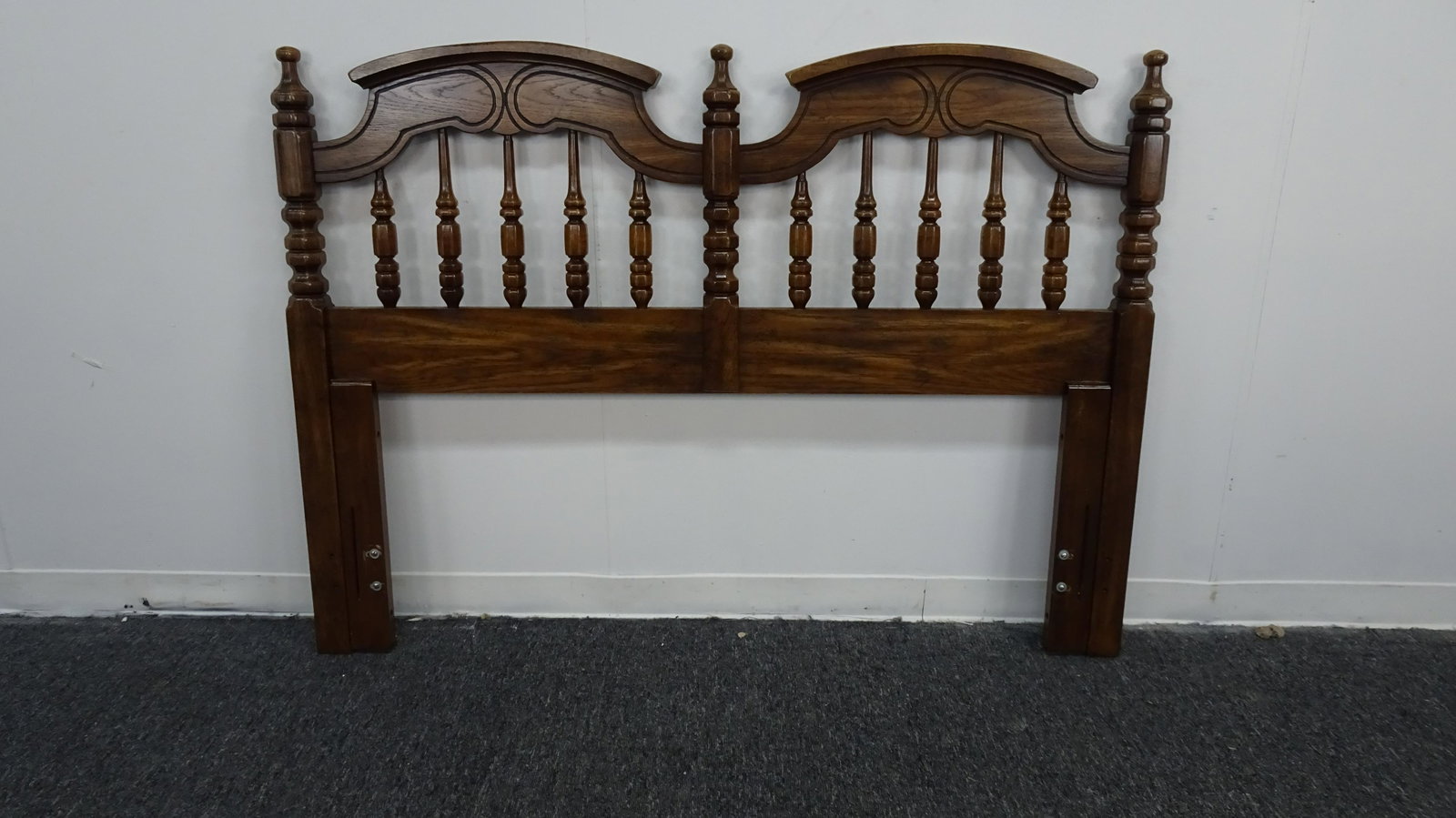 Vintage Oak Bed: Vintage Oak Bed in good condition, Queen/Full Size, part of bedroom suite in corresponding lots