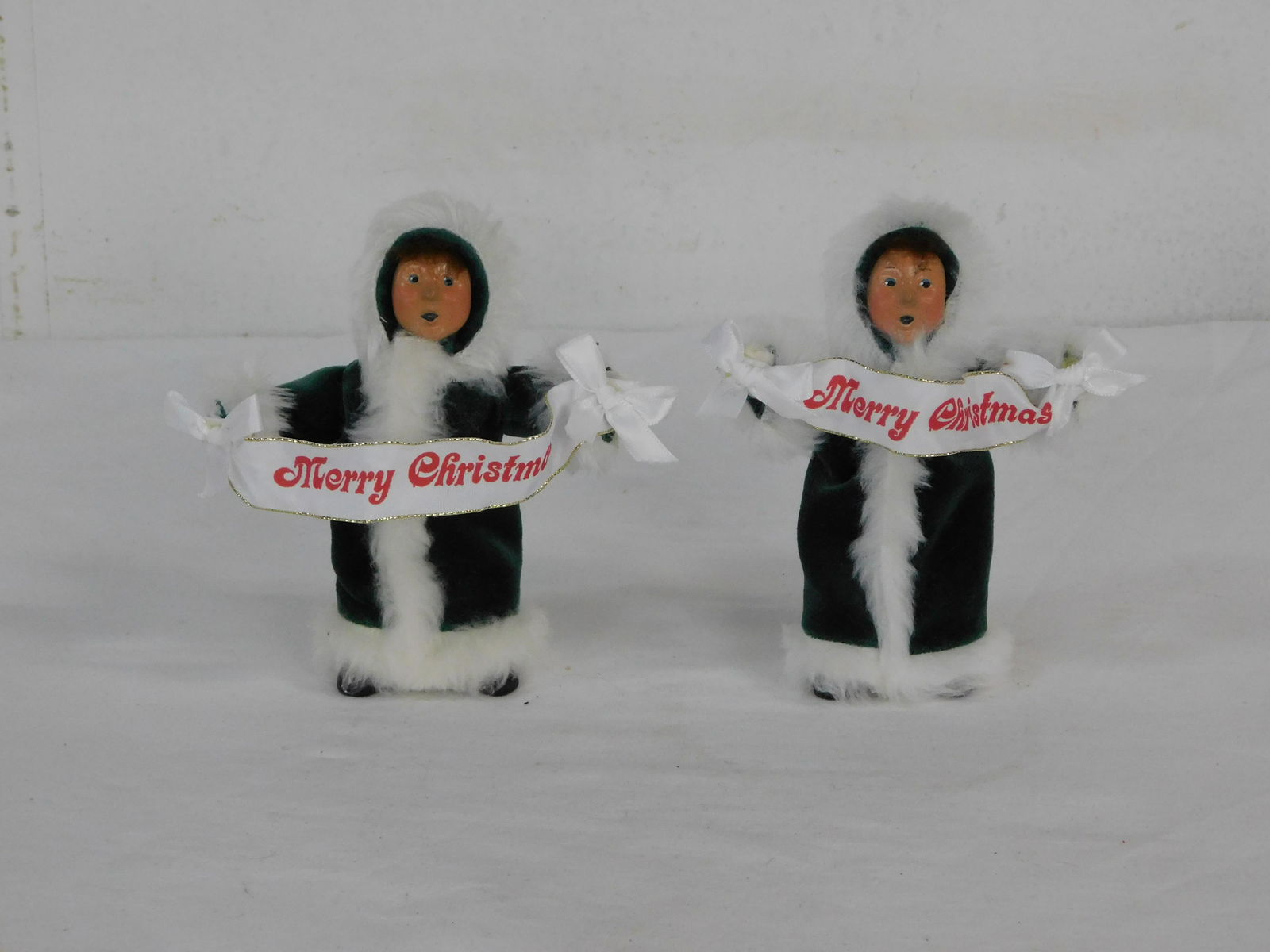 2 Byers 1992 Carolers Merry Christmas Banners: 2 Byers Choice Carolers Merry Christmas Banners 1992. 5.75" tall in good condition.
