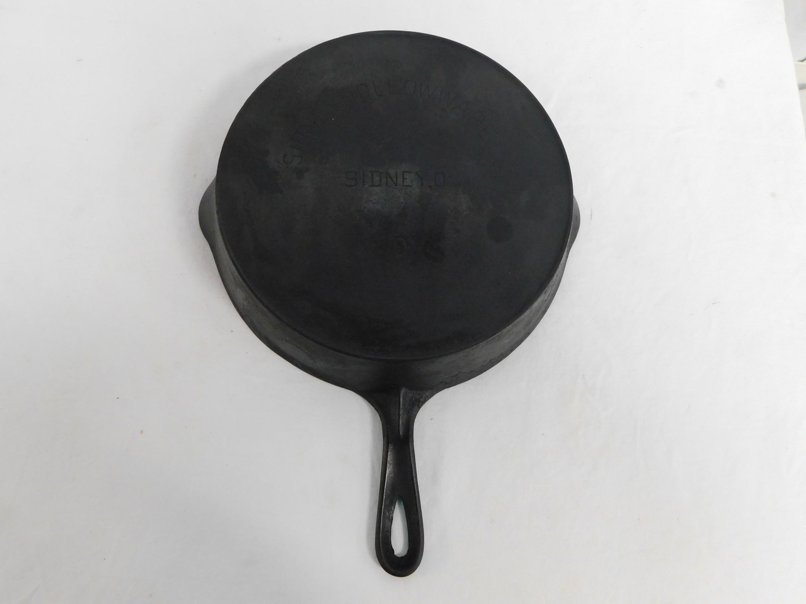 Rare Sidney Hollowware #6 Cast Iron Skillet: Rare Sidney Hollowware #6 Cast Iron Skillet in good condition. Writing Logo is Crisp and Clear. A little over 11.5" diameter with 4.75" handle.