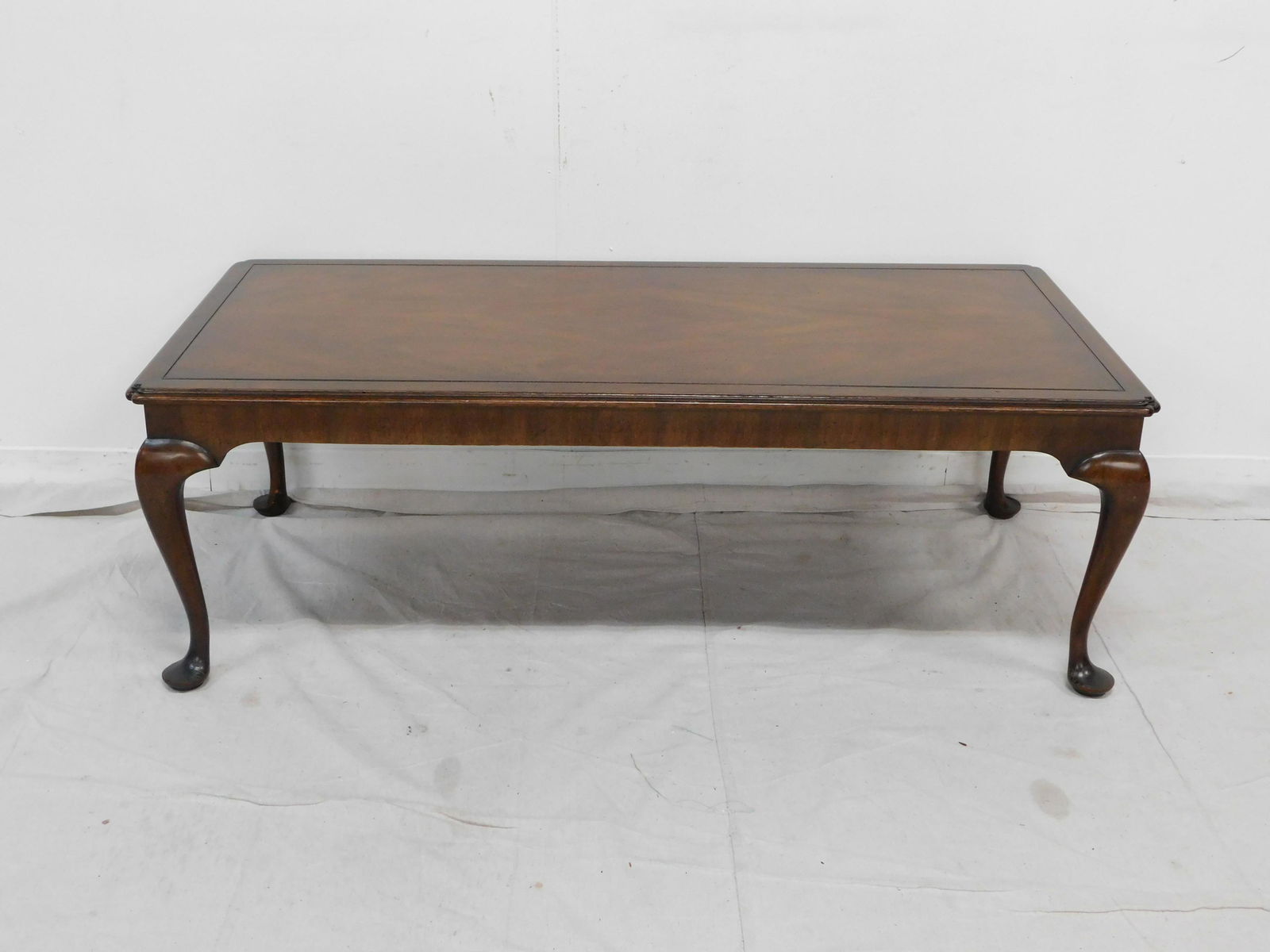 Kittinger Traditional Queen Anne Coffee Table: Kittinger Traditional Queen Anne Coffee Table in very good condition, Burn in mark and Paper Label, 17''H x 50.5''L x 24''W