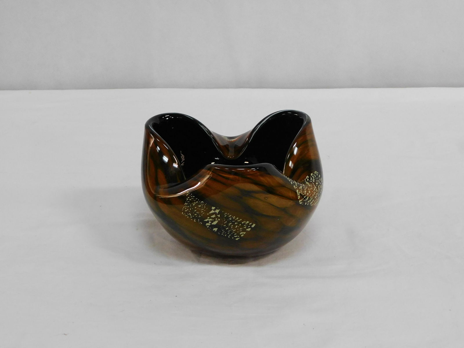 Vintage Art Glass Formed Bowl: Vintage Art Glass Formed Bowl in good condition, 4''H x 6.5''Dia