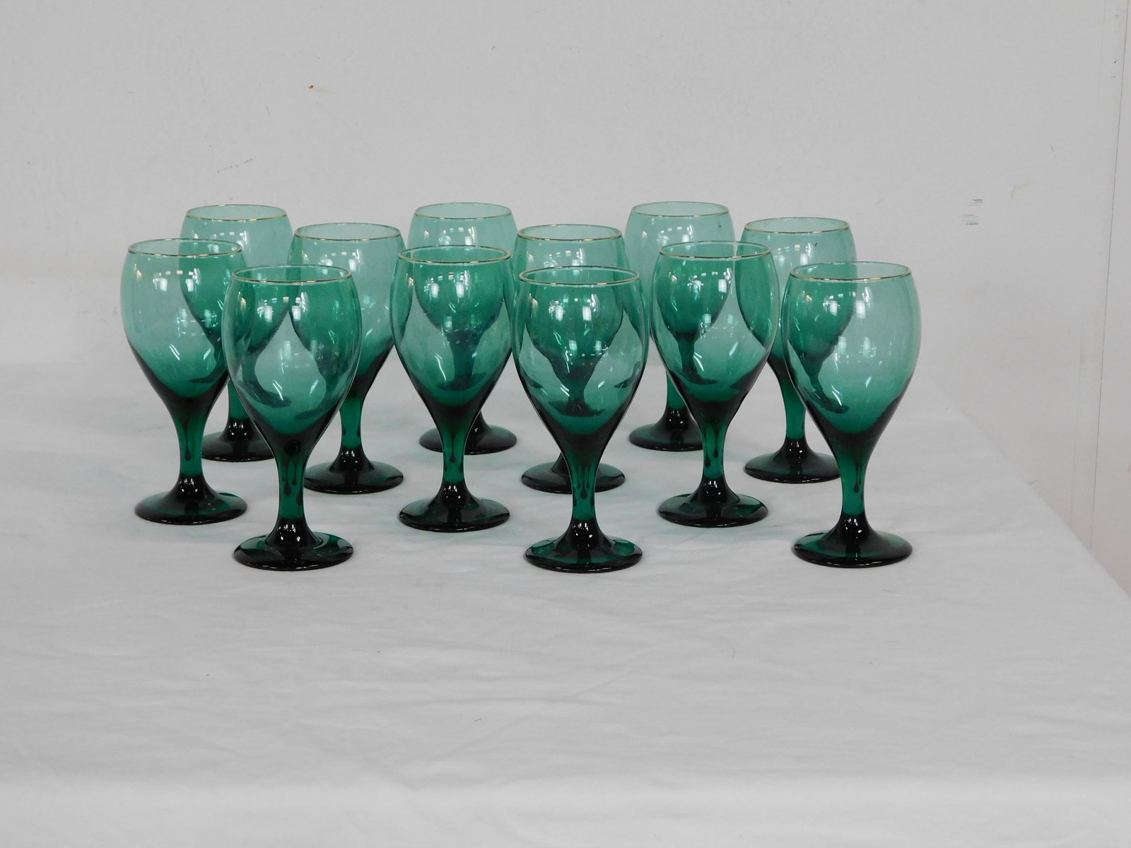 Vintage Libby Emerald Green Gold Rim Wine Glasses: Vintage Libby Emerald Green Gold Rim Wine Glasses 12 Total, in good condition, 7''H