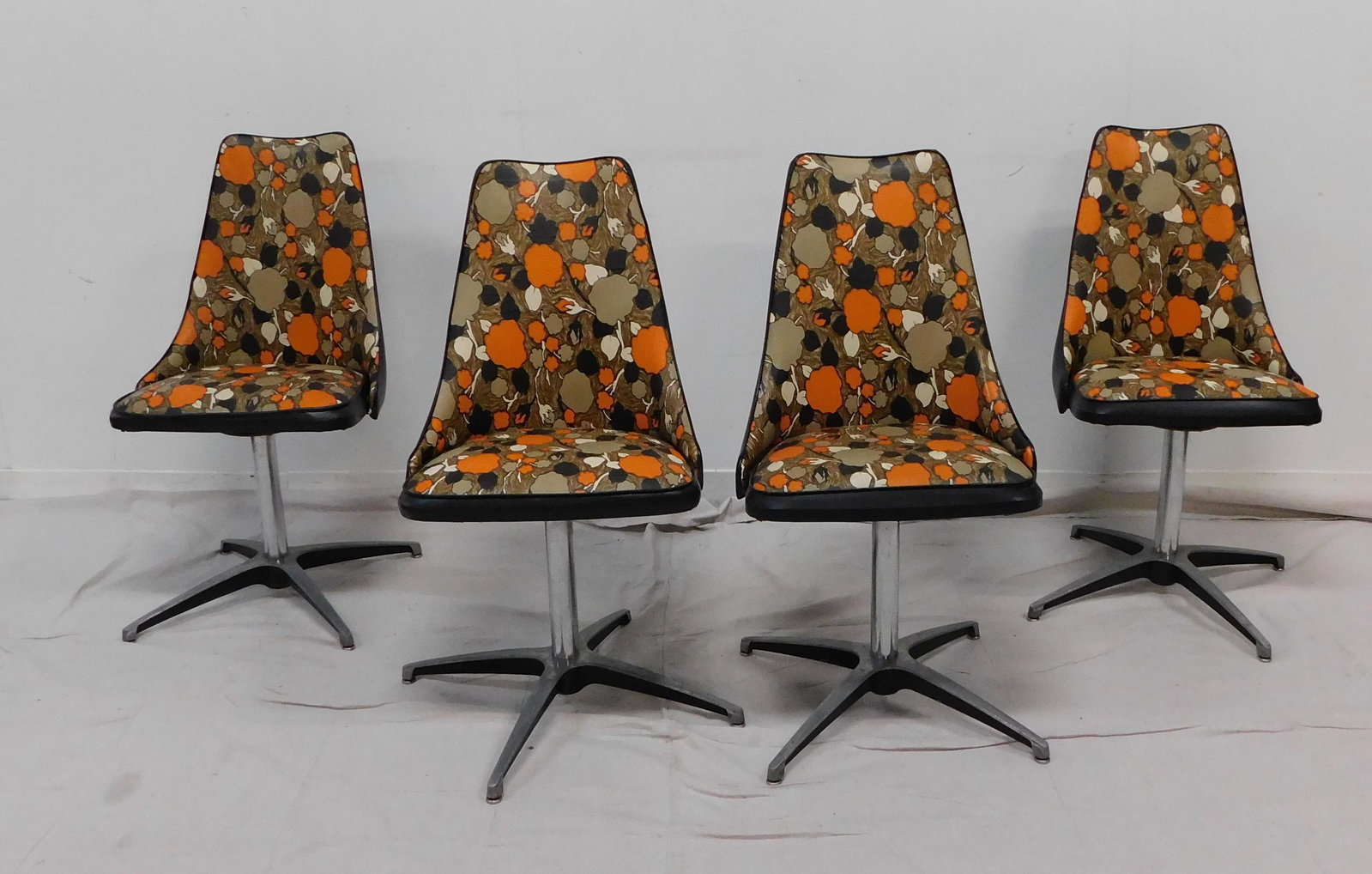 Mid Century Modern Dining Chairs Set of 4: Mid Century Modern Dining Chairs Set of 4 on Chrome Bases No Rips or Tears on Chair Coverings. 34"H x 18"W x 20"D in good condition.