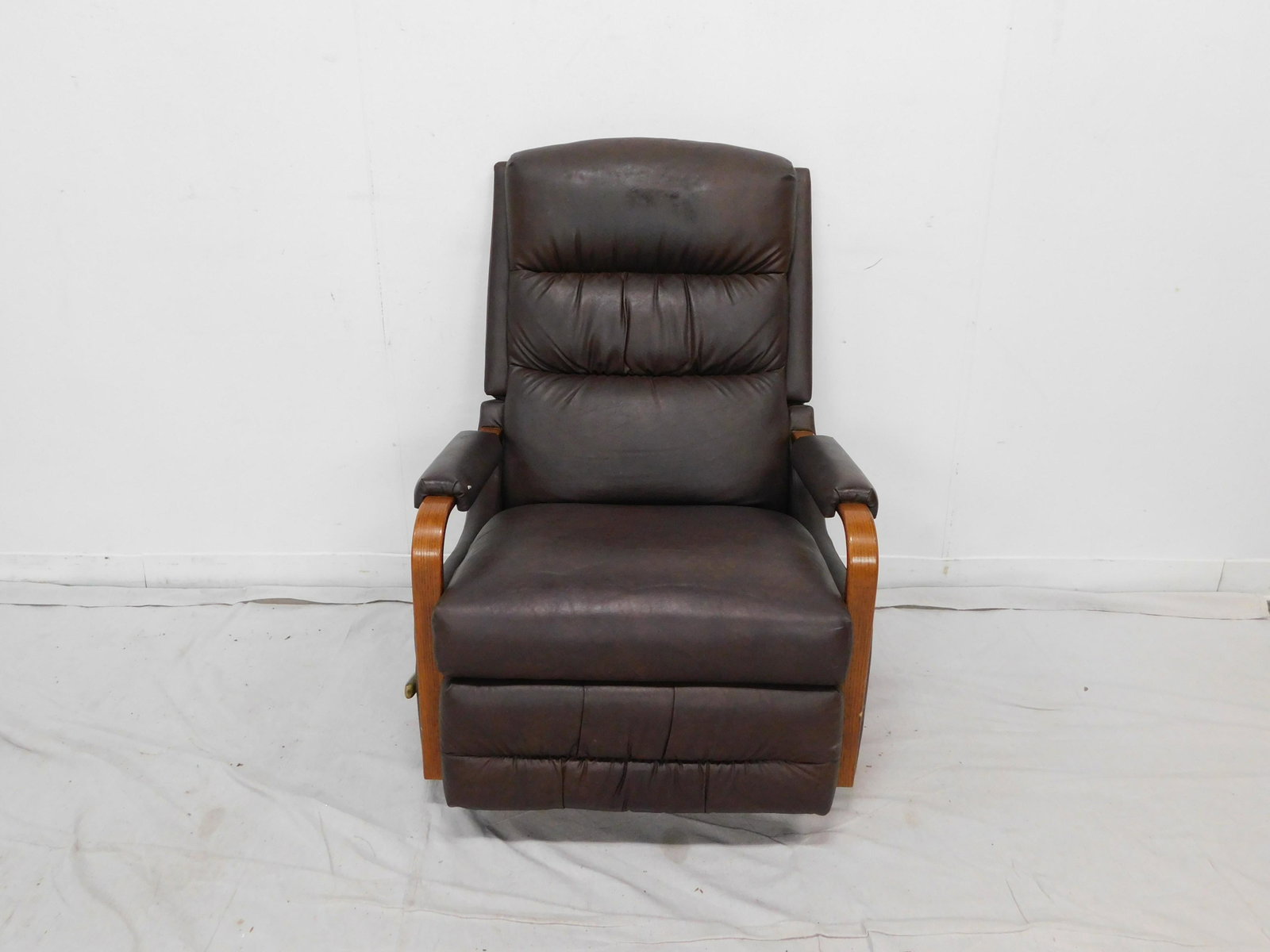 Lazyboy Recliner: Lazyboy Recliner in good condition, Oak Arms, 39''H x 30''W x 36''D