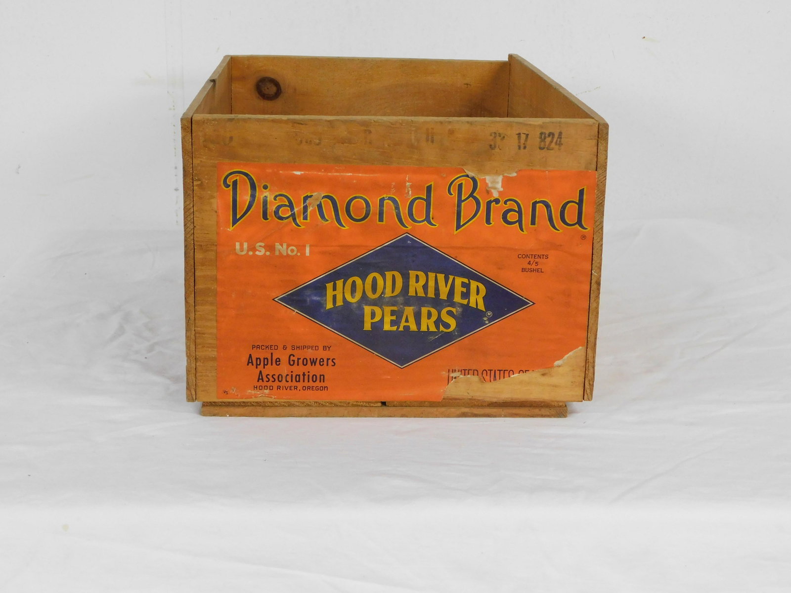 Wooden Hood River Pears Fruit Crate: Wooden Hood River Pears Fruit Crate. 9"H x 19.5"L x 12.25"W in good condition.