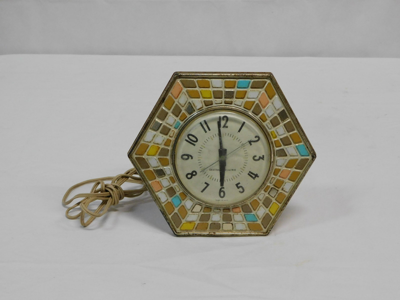 Mid Century Working GE Kitchen Clock: Mid Century Working GE Kitchen Clock in good condition with some light surface scratches on face covering and some wear to metal rim.