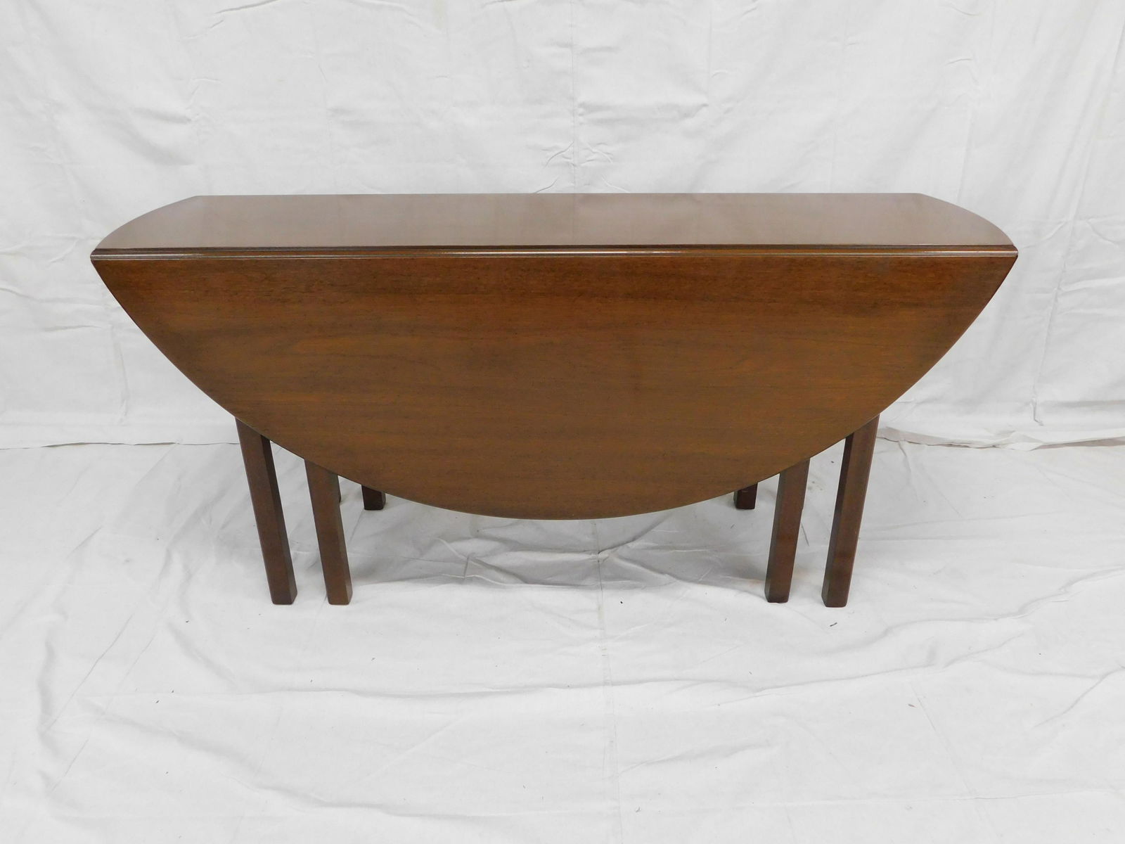 Kittinger Oval Gateleg Mahogany Dining Table: Kittinger Oval Gateleg Dining Mahogany Table, in very good condition, 29''H x 61.5''L x 16''W or 56''W with two 20''Leaves