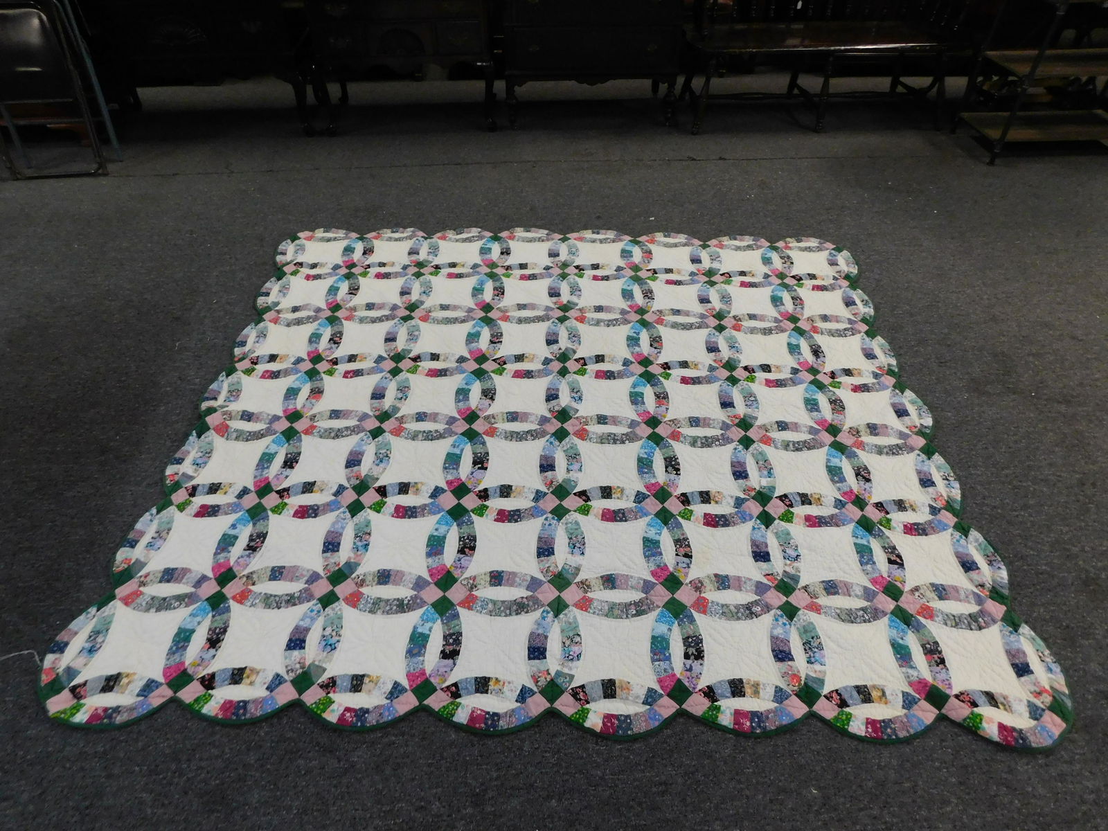 Double Wedding Ring Quilt: Double Wedding Ring Quilt in good condition