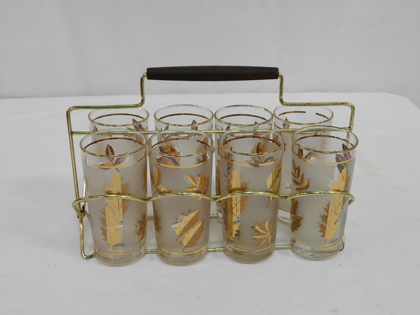 8 Mid Century Autumn Leaf Glasses and Holder: 8 Mid Century Autumn Leaf Glasses and Holder by Libbey in good condition. The pattern is called "Golden Foliage". Frosted glass with 24Kt. gold painted leaves 5.5"H