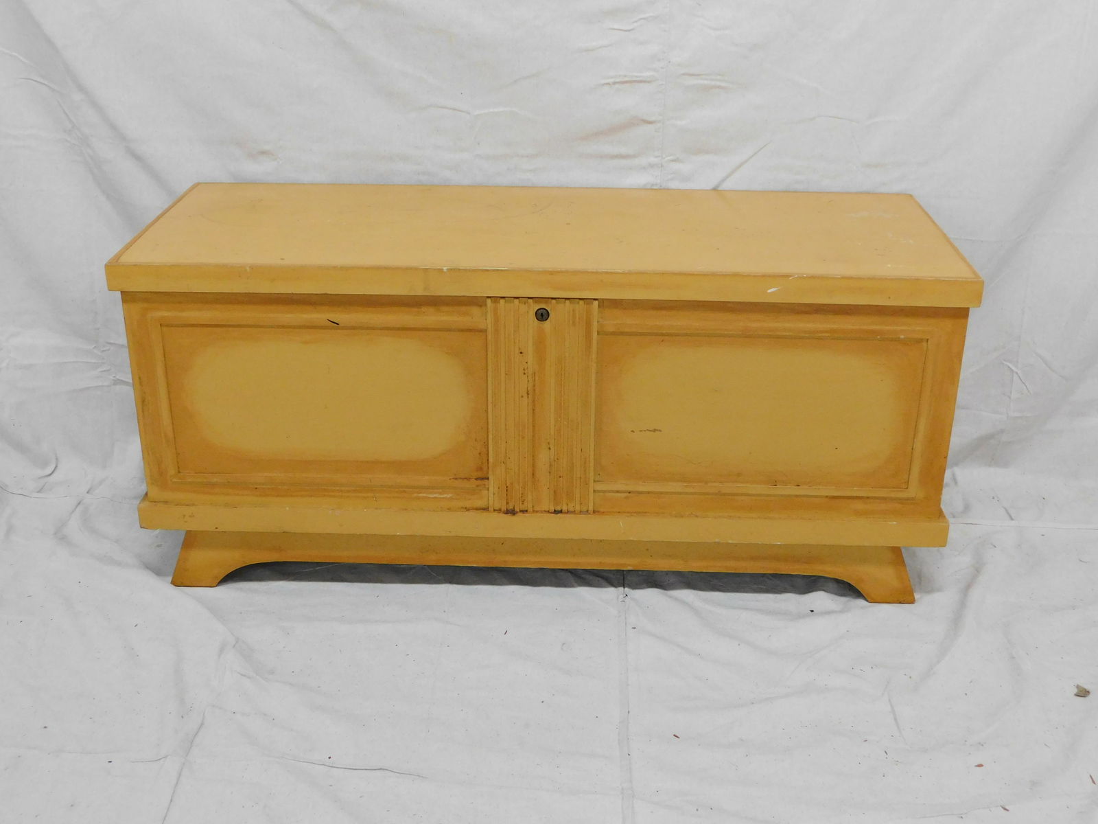 Mid Century Modern Blonde Lane Cedar Chest: Mid Century Modern Blonde Lane Cedar Chest in good condition, 21''H x 47.25''W x 17.5''D