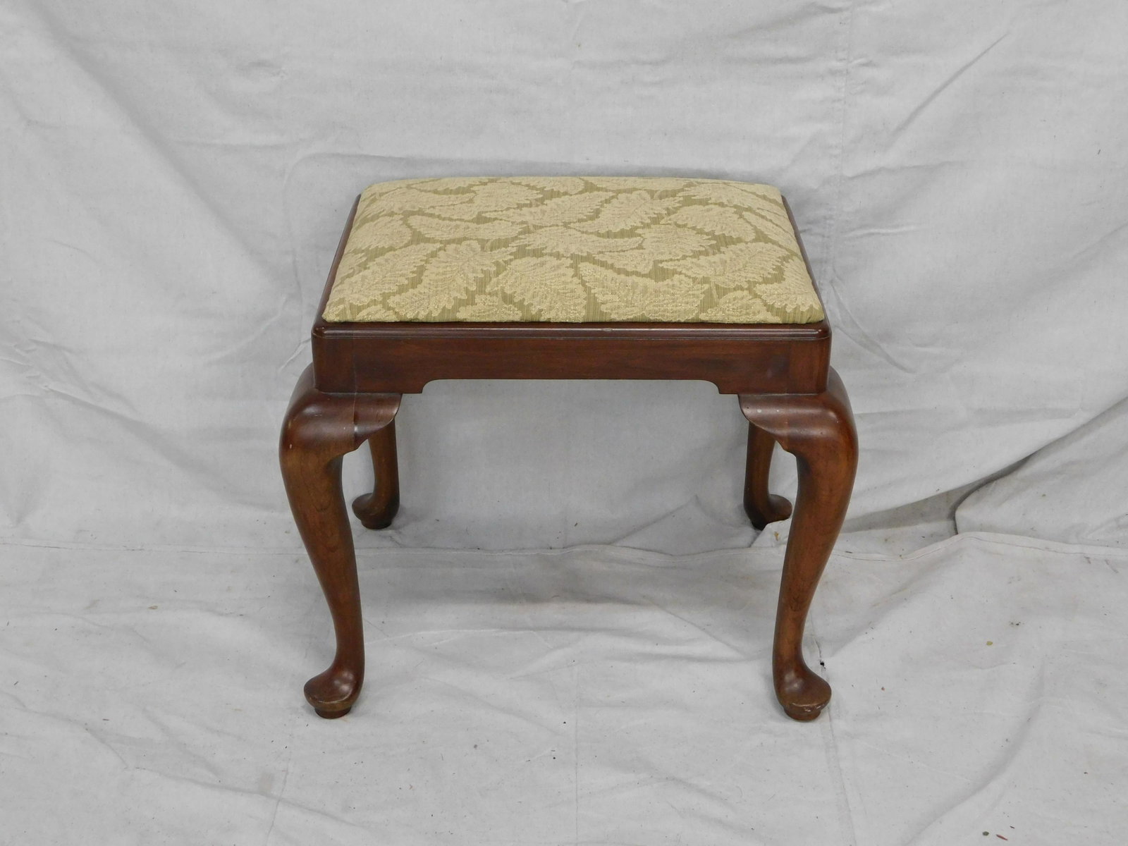 Henkel Harris Queen Anne Cherry Vanity Stool: Henkel Harris Queen Anne Cherry Vanity Stool in good condition. 19"H x 22"W x 18"D