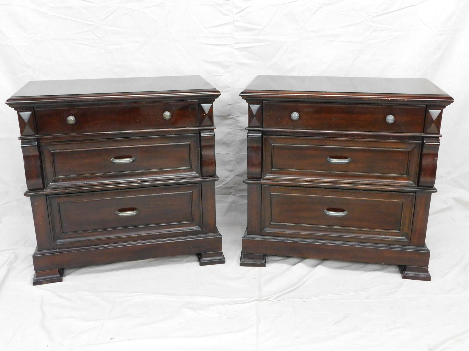 Pair of Contemporary Nightstands: Pair of Contemporary Nightstands in good condition, 31.5''H x 34''W x 19''D ***Auctioneer Note: This is part of a bedroom suite, if interested in matching pieces please bid on corresponding lots. Incl