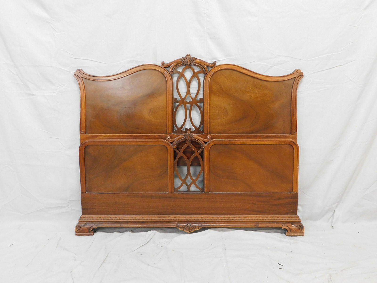 Cavalier Mahogany Chippendale Bed: Cavalier Mahogany Chippendale Bed in good condition with wooden rails, Full Size