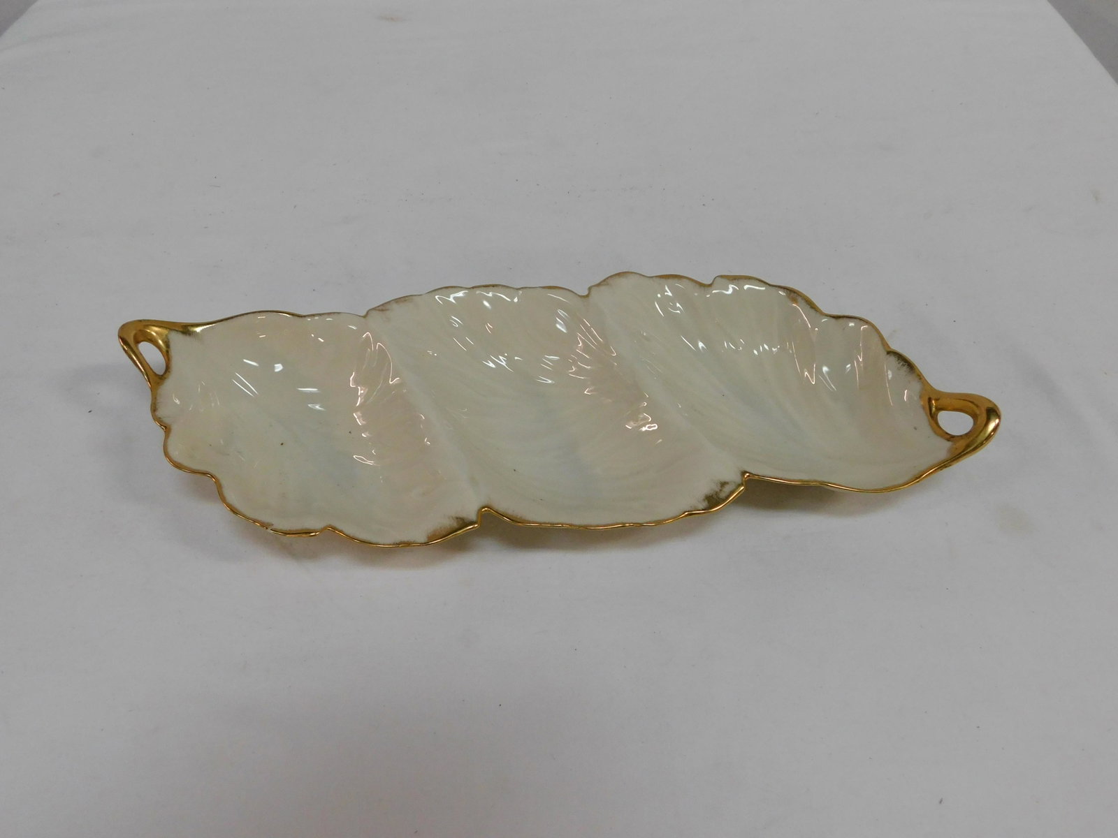 Vintage Lenox Tripoli Collection 3 Part Leaf Dish: Vintage Lenox Tripoli Collection 3 Part Leaf Dish with 24Kt Gold Trim in good condition. 16"L x 6.25"W