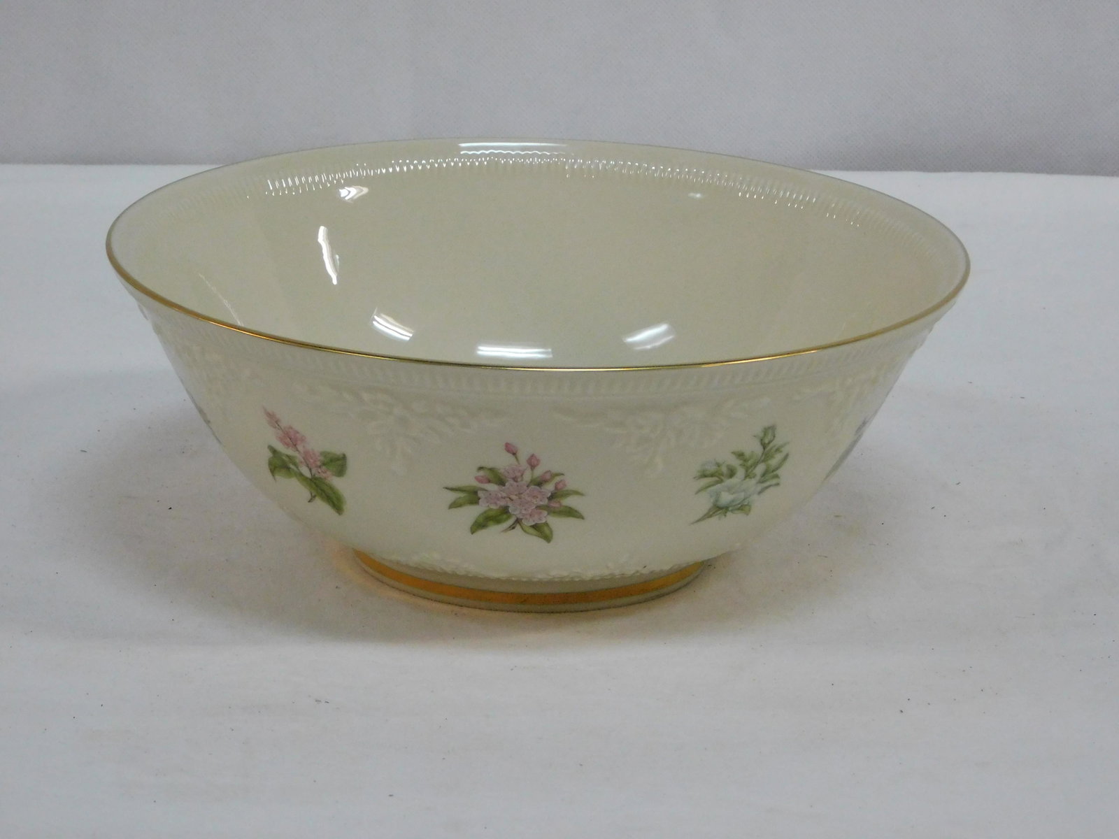 Lenox The Constitution Bowl Limited Edition: Lenox "The Constitution Bowl" Limited Edition Center Bowl Commemorating the Bicentenial of the Constitution of the United States. Fine Ivory China Made in USA in good condition. 4"H x 10.5"D