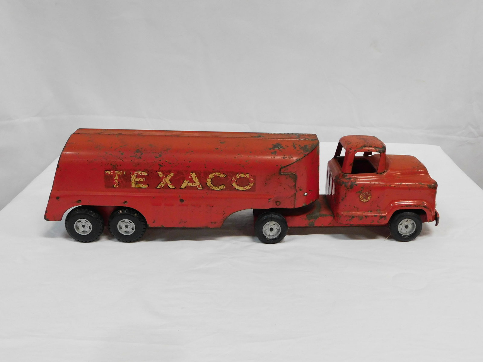 Vintage 1950s Buddy L Texaco Tanker Truck: Vintage 1950s Buddy L Texaco Tanker "Tour with Texaco" in good condition with some paint loss as pictured. 24"L