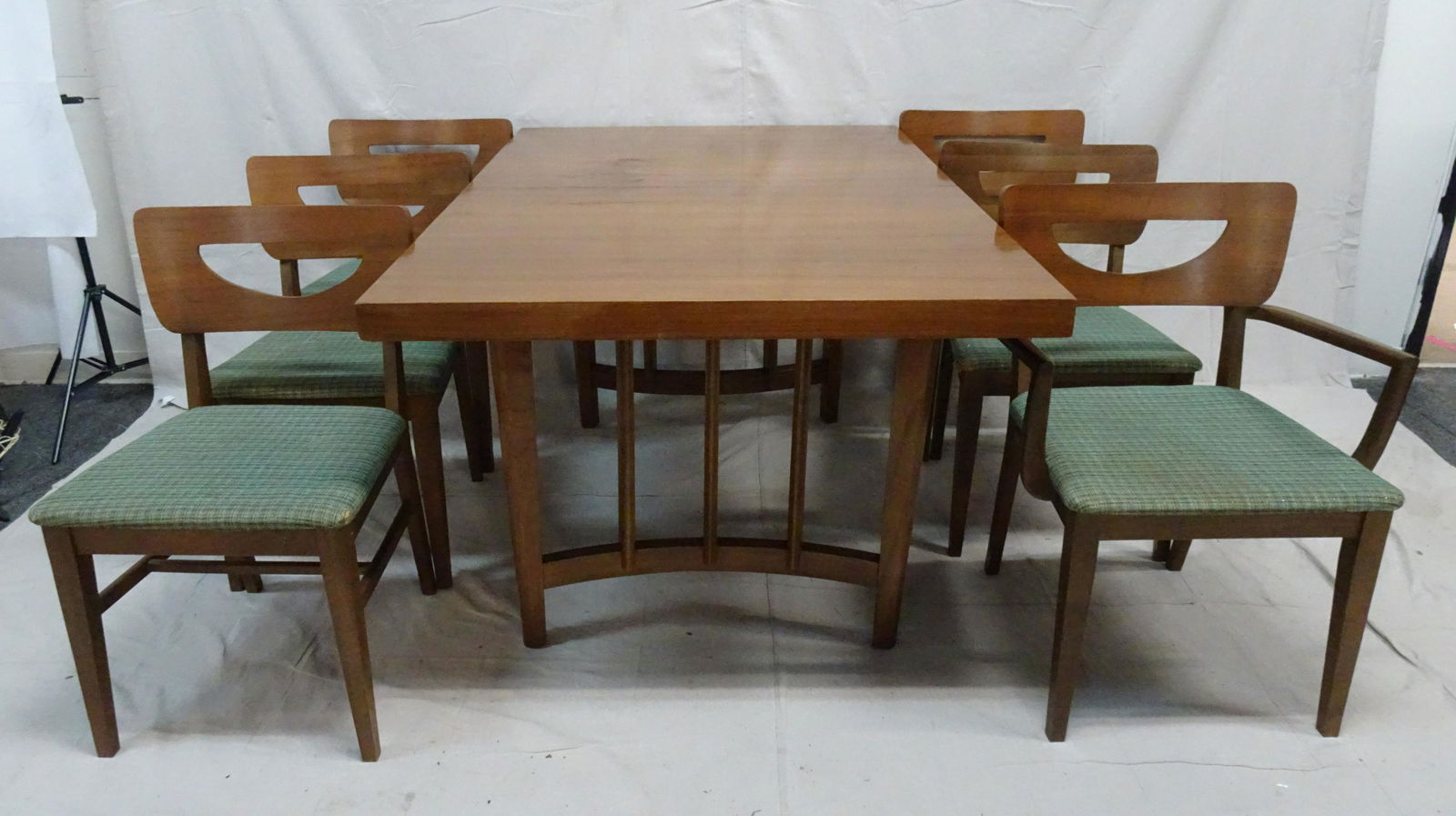 Mid Century Modern Bassett Dining Table and Chairs: Mid Century Modern Bassett Dining Table and Chairs in good condition, seats could use new upholstery, comes with extra leaf, 1 Captains Chair and 5 Side Chairs,