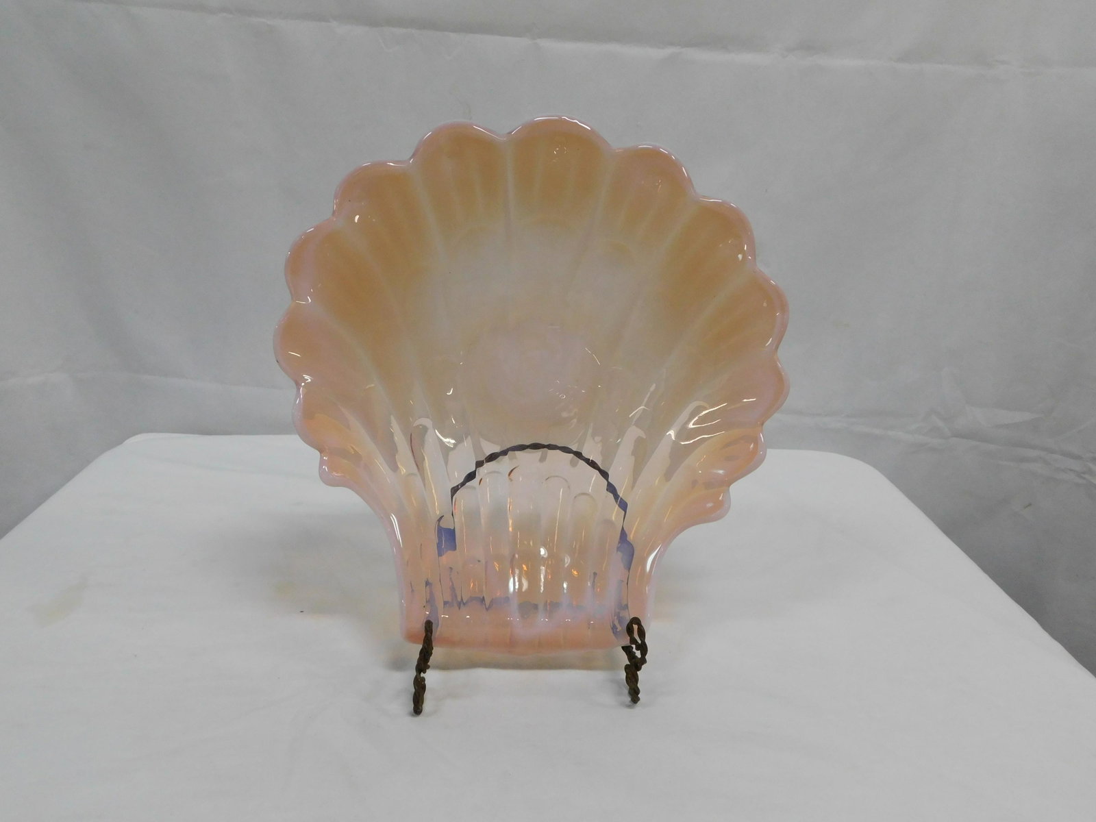 Duncan Miller Sanibel Pink Opalescent Shell Dish: Duncan Miller Sanibel Pink Opalescent Shell Dish in good condition. 15" x 14"