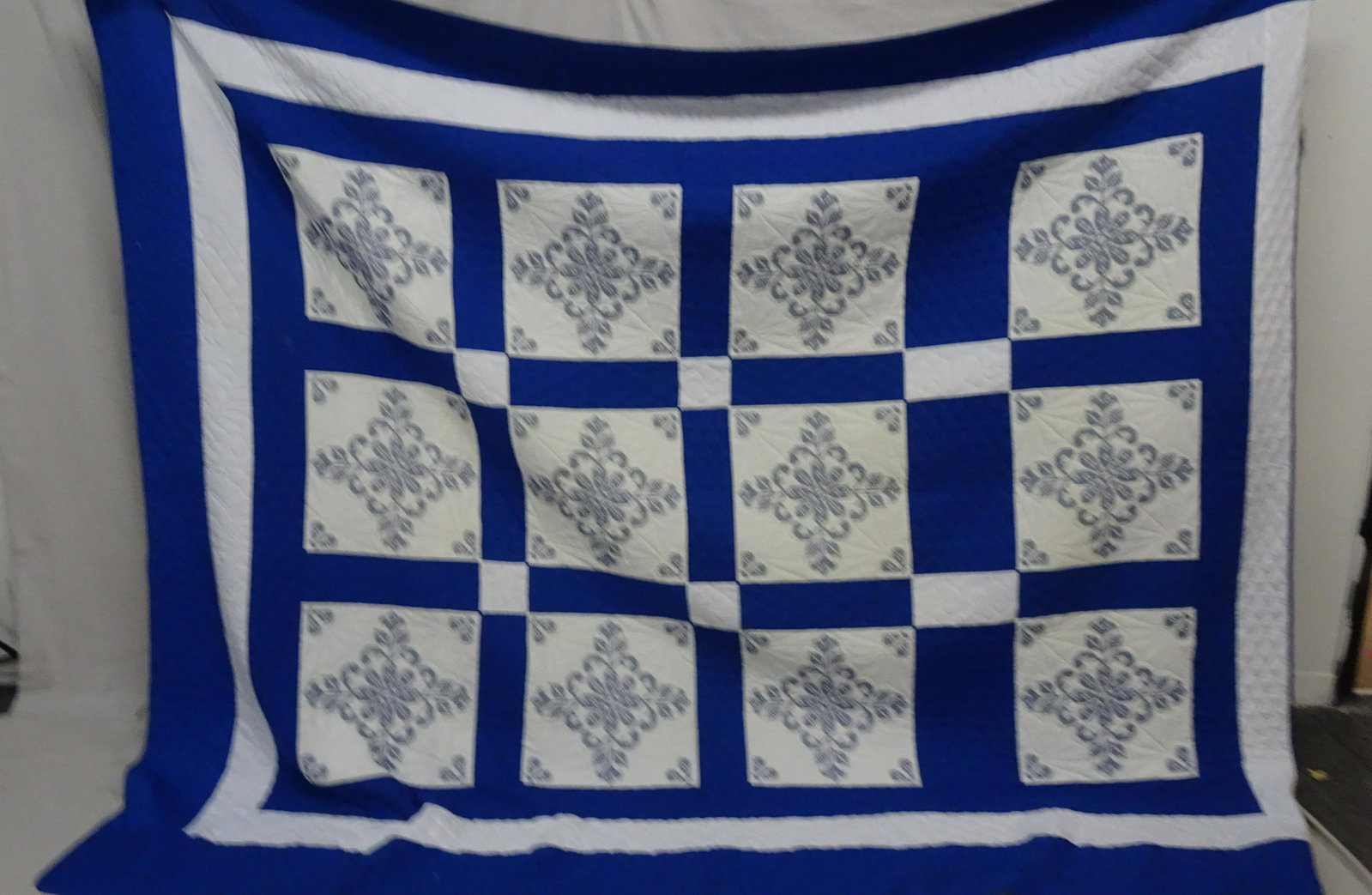 Amish Hand Made Quilt: Amish Hand Made Quilt in good condition, Queen Size,