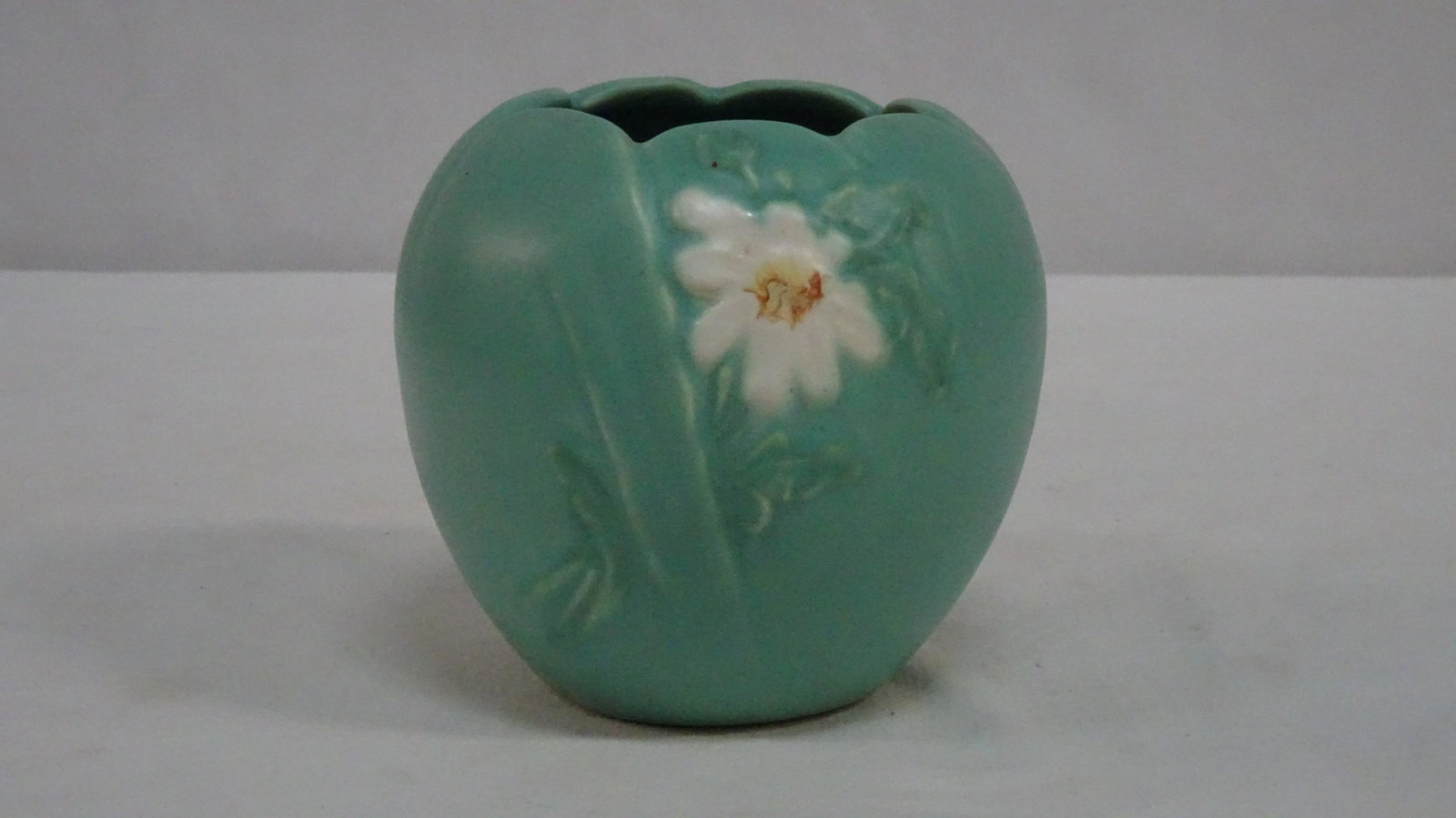 Weller Pottery White Daisy Rose Bowl B-3: Weller Pottery White Daisy Rose Bowl B-3 in good condition with typical crazing. Marked on the bottom. 5"H