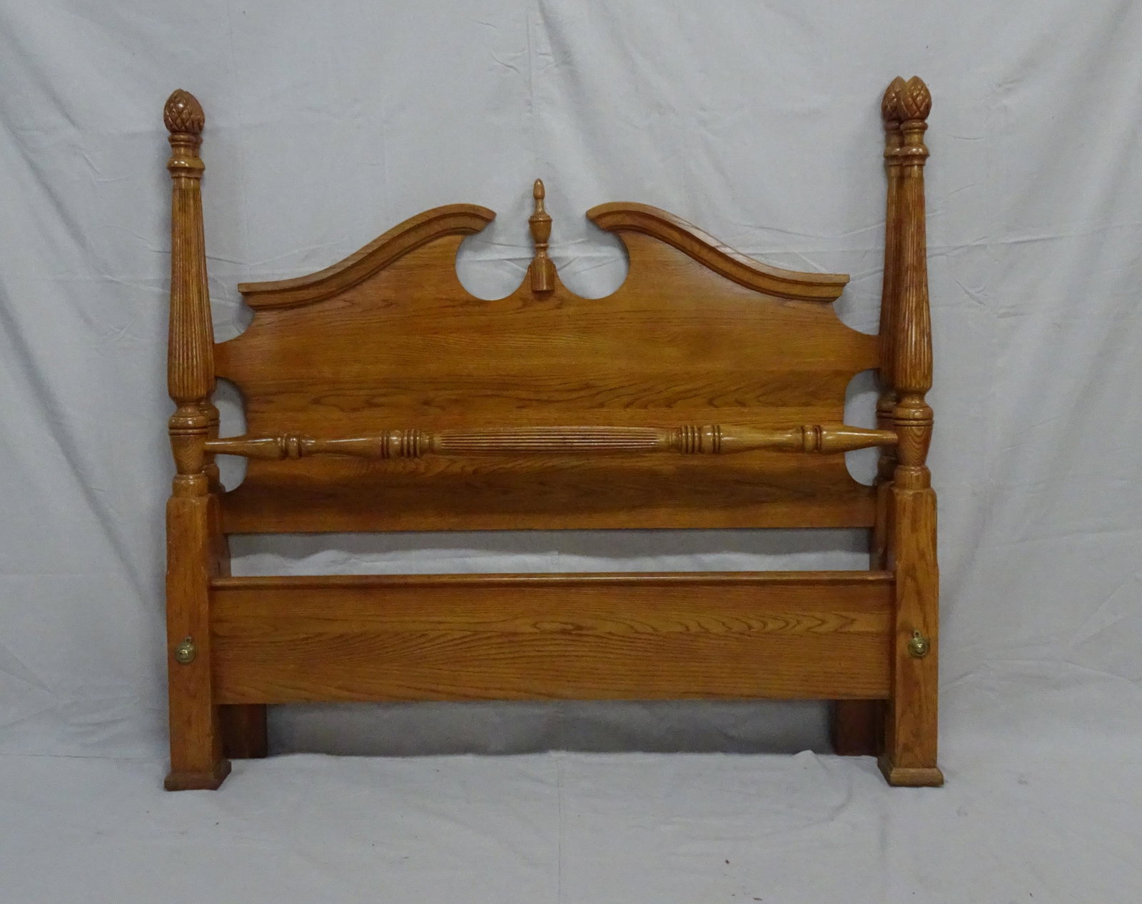 Kincaid Oak Poster Queen Size Bed with Rails: Kincaid Oak Poster Queen Size Bed with Rails in good condition, metal rails, Queen or Full Size, 59''H x 64.5''W