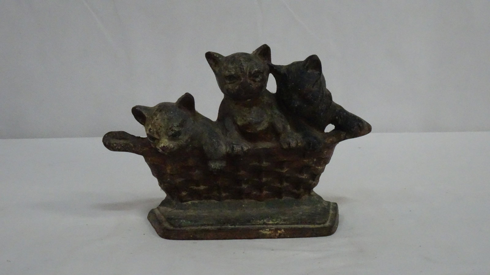 Antique Rosenstein Cast Iron Cat Doorstop: Antique Rosenstein Cast Iron Cat Doorstop Cats in a Basket in good condition. Marked on the back Copyright 1932, M. Rosenstein, Lancaster, Pa, USA. 7"H x 10.25"W