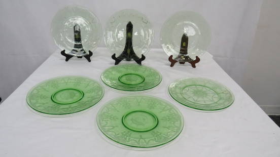 7 Cameo Green Depression Glass Plates: 7 Cameo Green Uranium Depression Glass Plates in good condition. 3 are dinner plates 10"D and 4 are luncheon plates 9 3/8"D Glows under black light.